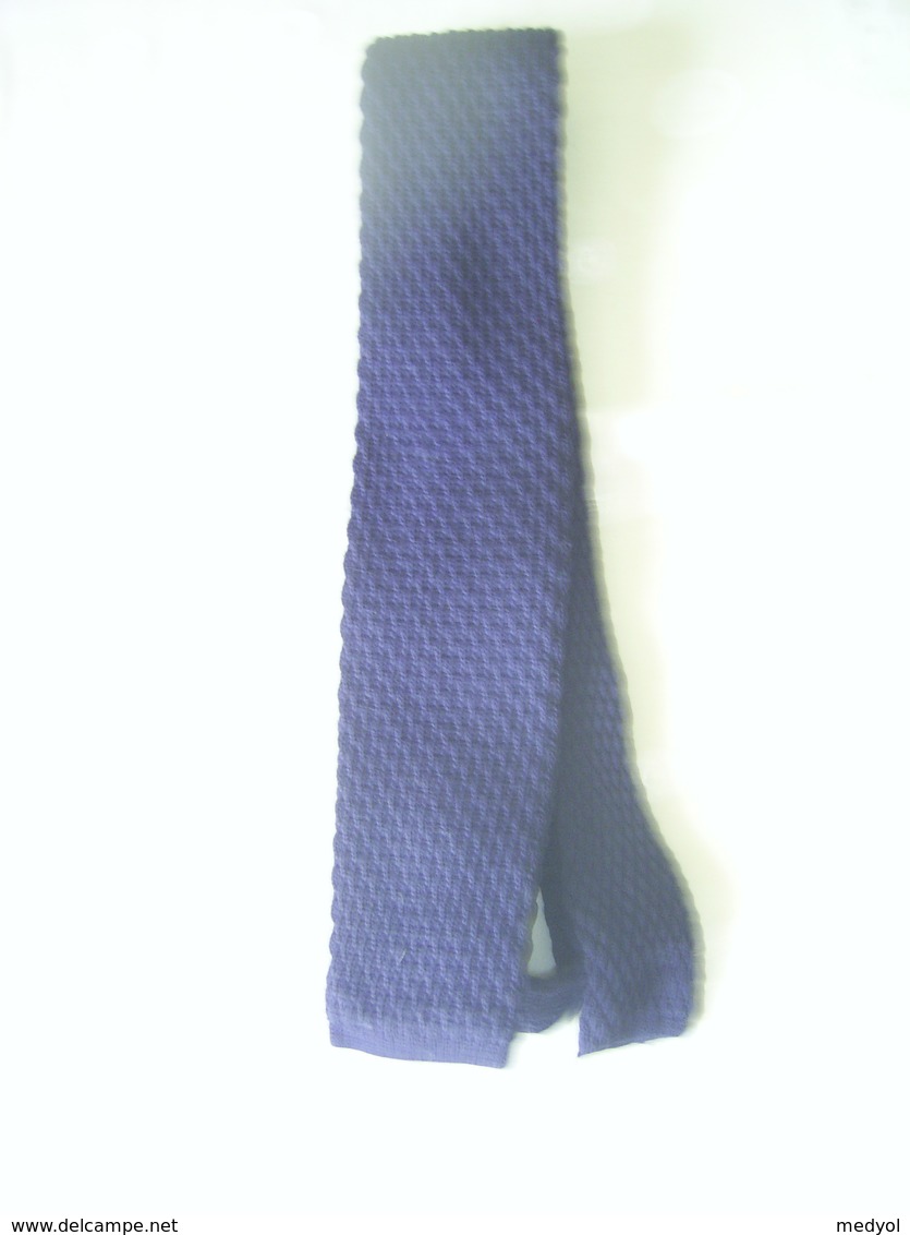 CRAVATE ANCIENNE EN TRICOT - Ties