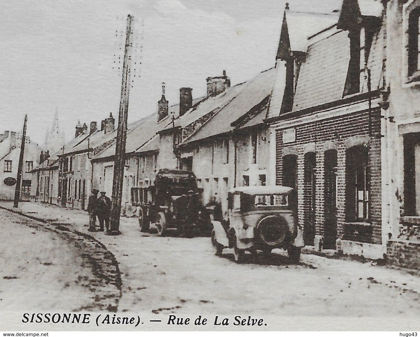 SISSONNE - RUE DE LA SELVE AVEC VIEILLES VOITURES - CPA NON VOYAGEE - Sissonne