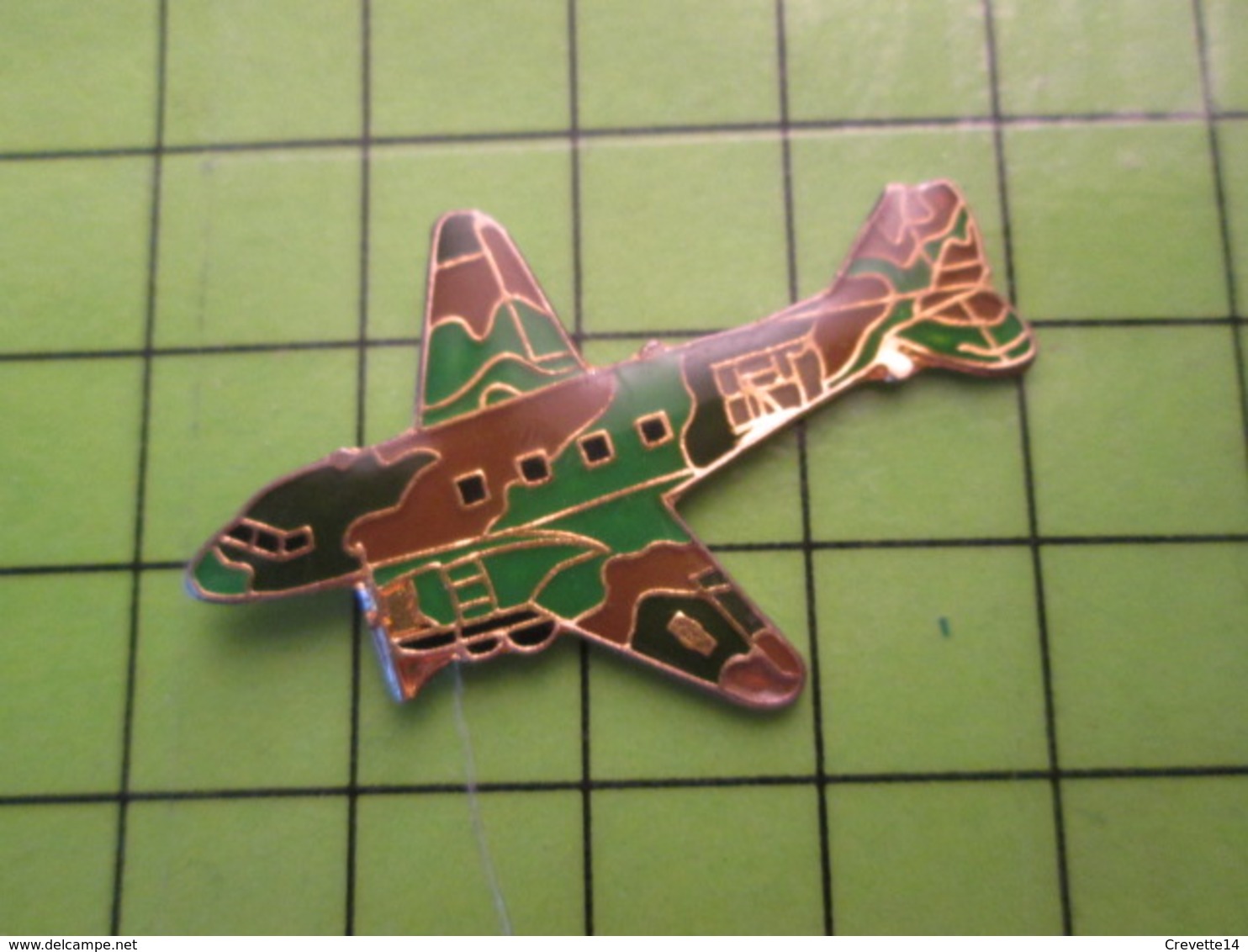 718B Pin's Pins / Beau Et Rare : Thème AVIATION AVION / VIETNAM ANNEES 60 DAKOTA DC-3 GUNSHIP - Airplanes