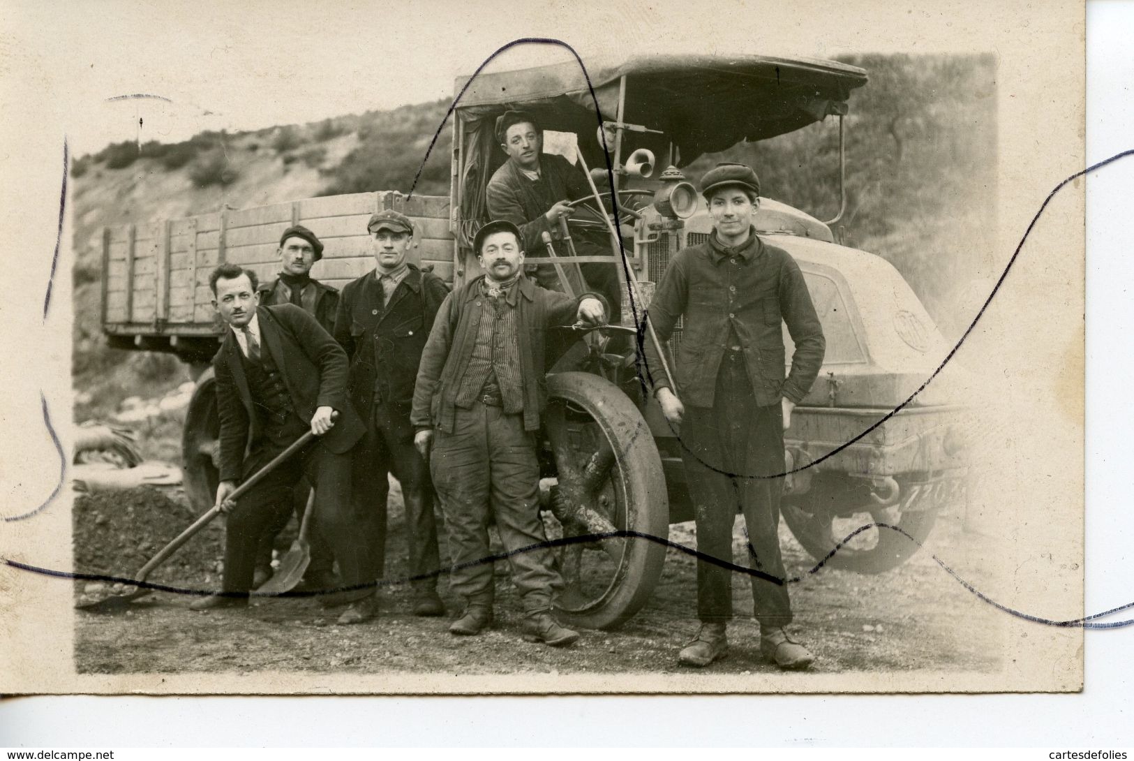 CARTE PHOTO ANIMÉE. CPA. Ouvriers Qui Posent Pour La Photo. Ancien Véhicule Camion - Fotografie