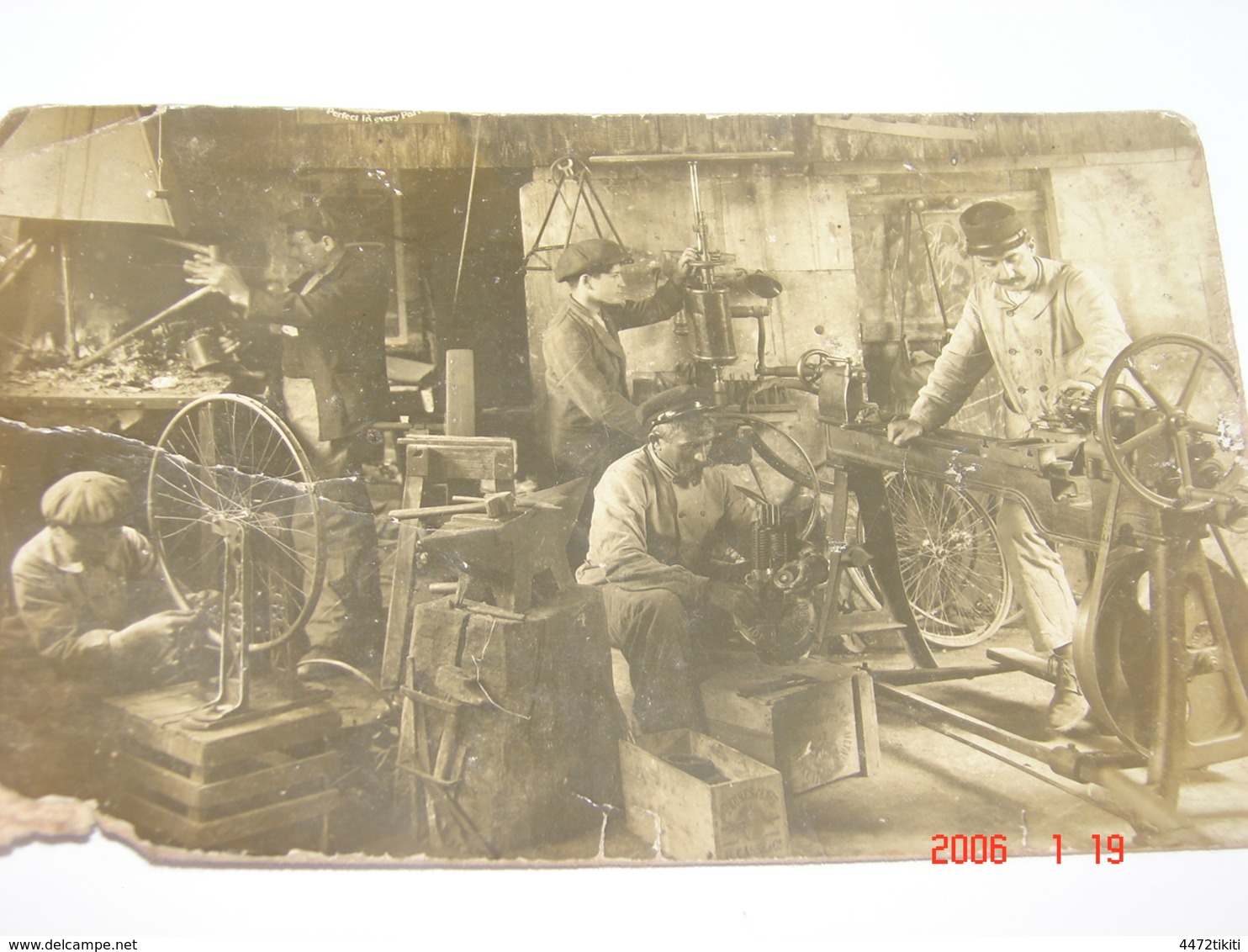 C.P.A.- Carte Photo .- Groupe De Mécaniciens - Ancien Atelier De Mécanique - Cycles - 1920 - TB (AM 67) - Kunsthandwerk