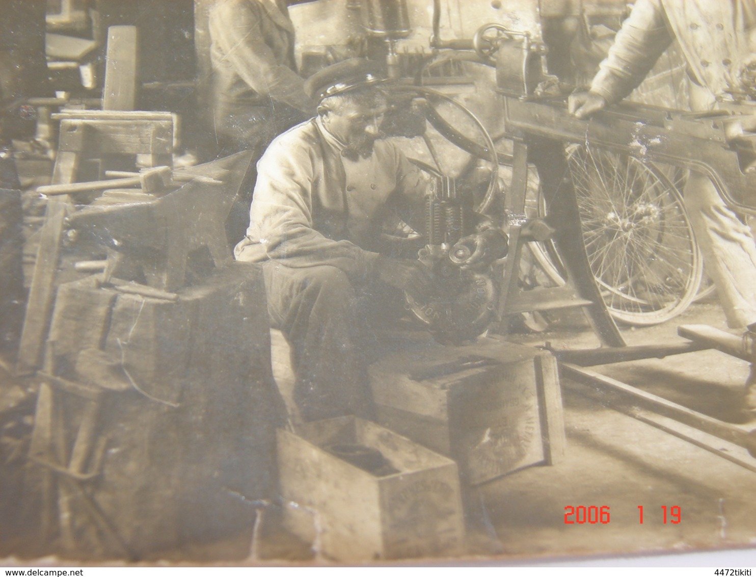 C.P.A.- Carte Photo .- Groupe De Mécaniciens - Ancien Atelier De Mécanique - Cycles - 1920 - TB (AM 67) - Artisanat