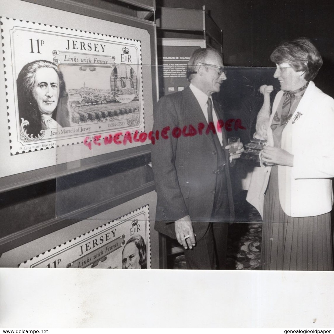 ILE DE JERSEY - INAUGURATION PHILATELIQUE LES GRANDS HOMMES DE JERSEY-RENE FIRINO MARTELL AVEC MARIE CLAUDE JOGUET - Personnes Identifiées