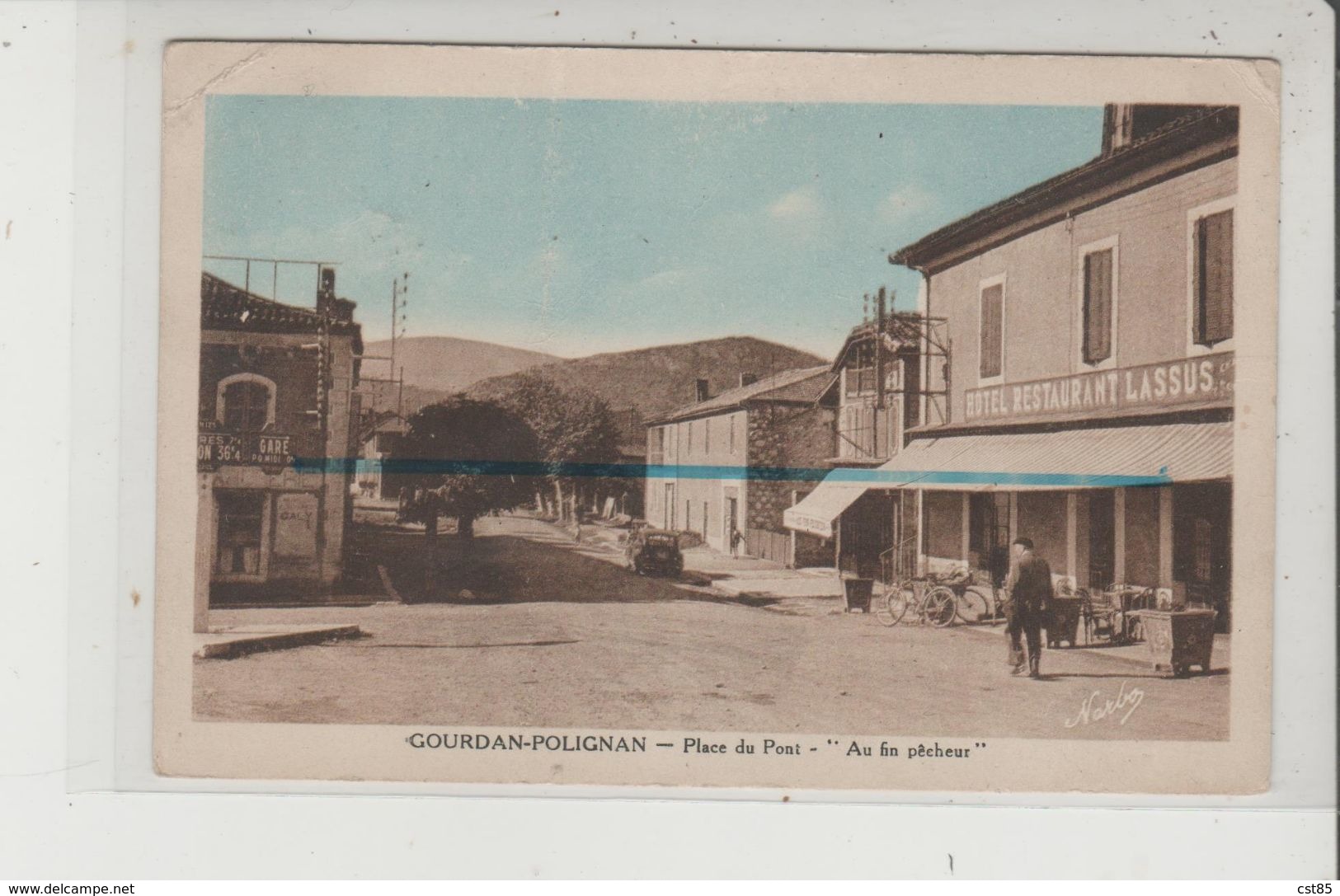 Carte Postale Abimée - GOURDAN POLIGNAN - Place Du Pont - Au Fin Pêcheur - Hotel Restaurant Lassus - Autres & Non Classés