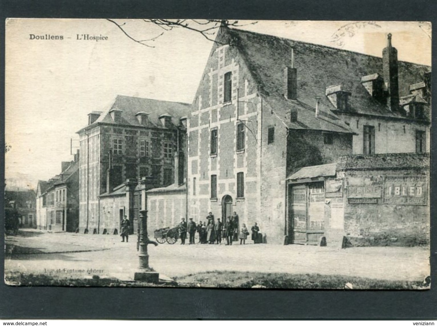 CPA - DOULLENS - L'Hospice, Animé - Doullens