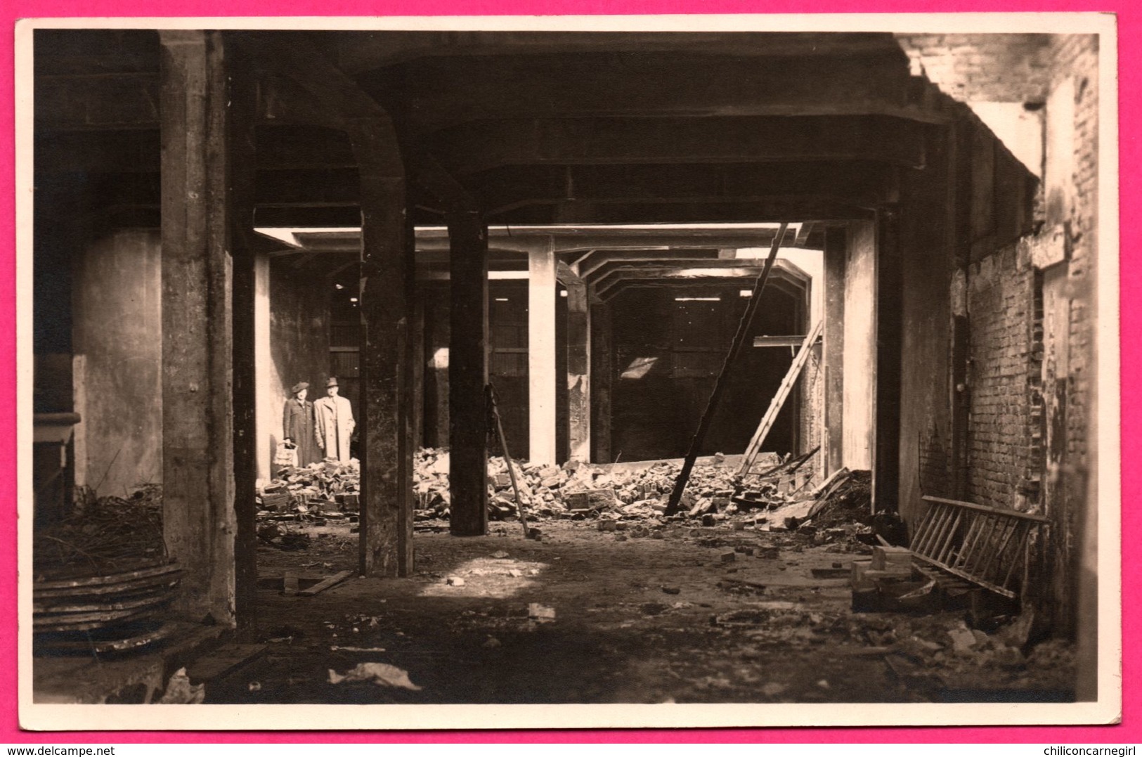 Carte Photo Rotterdam - Oorlog 1940 - Pand - Couple Dans Commerce - Station Essence ?? - Hannes Heus Handel In Brandst - Rotterdam