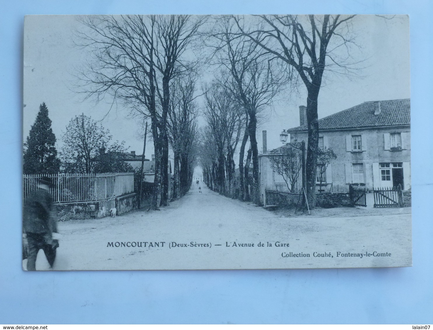 C.P.A. 79 MONCOUTANT : L'Avenue De La Gare, Animé, Timbre En 1911 - Moncoutant