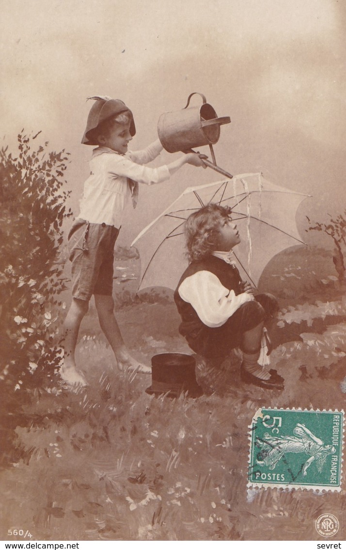 Carte-Photo D'Enfants S'amusant Avec Un Arrosoir - Gruppi Di Bambini & Famiglie