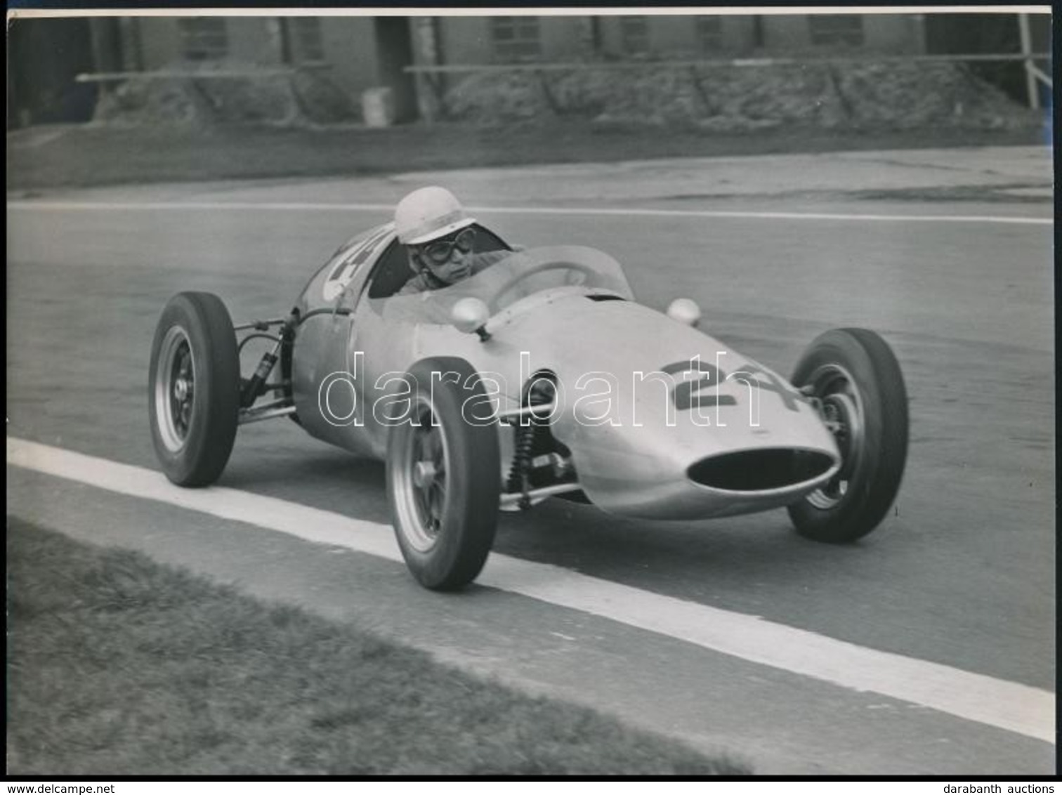 1960 John Surtees (1934-2017) Brit Versenyz? Lotust Vezet, Mellyel Forma-1-es Karrierje Kezd?dött, Feliratozott Sajtófot - Other & Unclassified