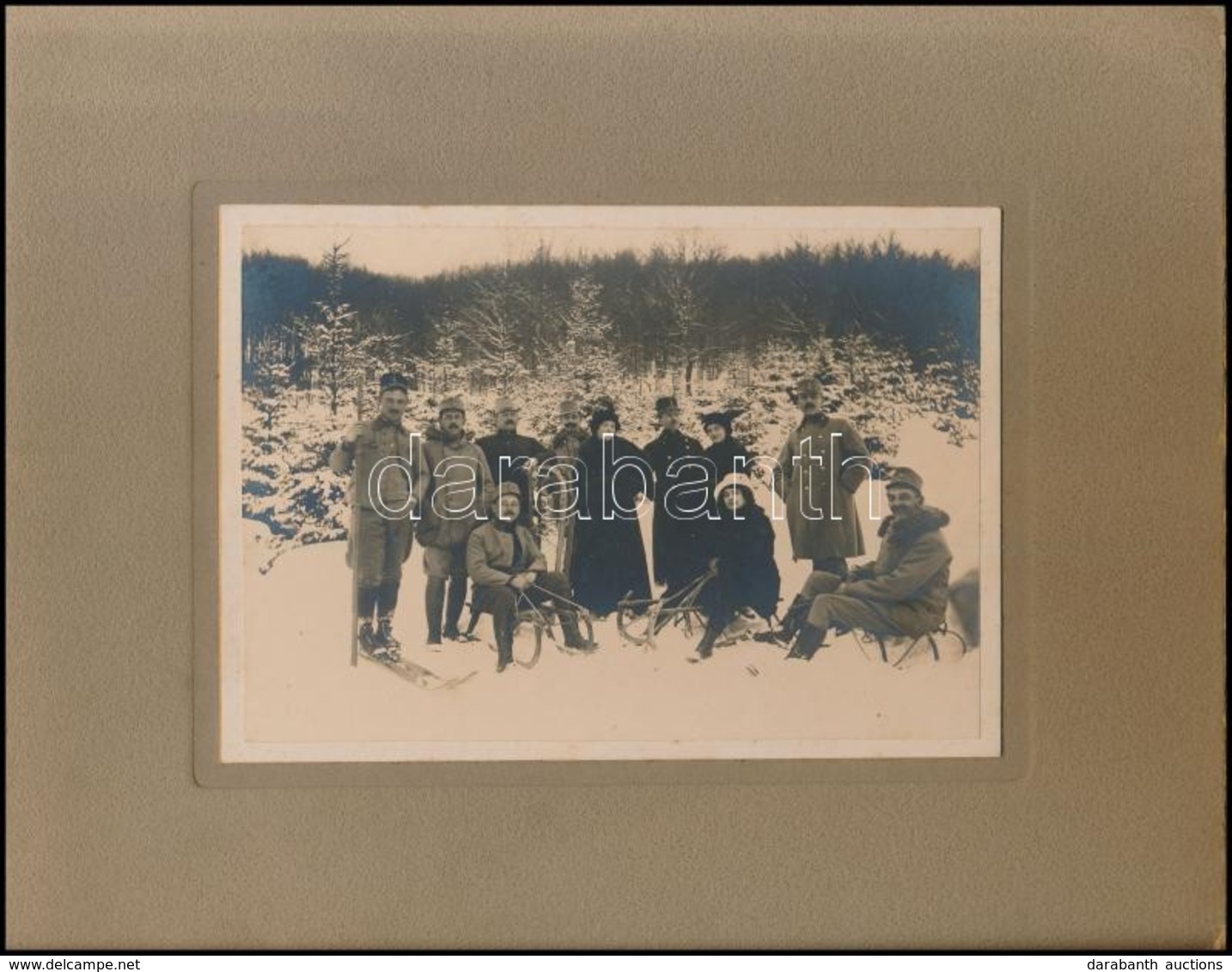 Cca 1910-1920 Szánkózó Társaság, Közte Katonák, Kartonra Kasírozott Fotó, 11,5×16,5 Cm - Other & Unclassified