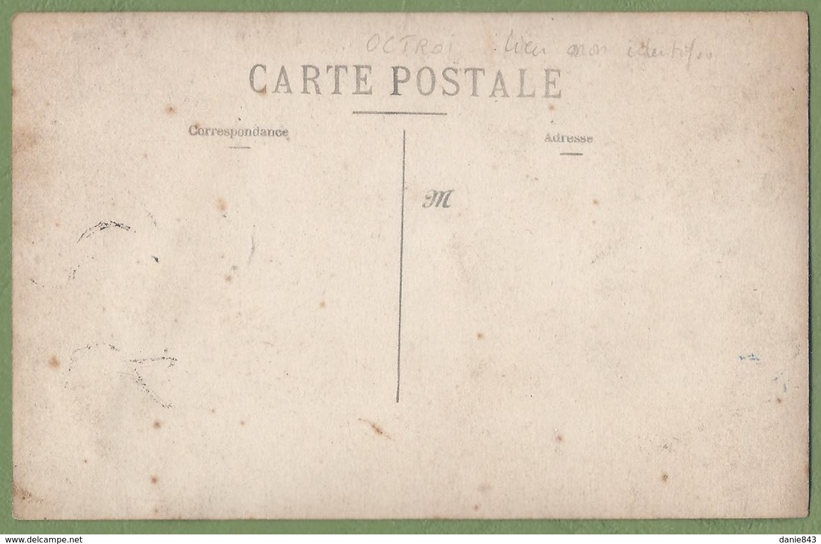 CARTE PHOTO - BUREAU ET GARDIENS DE L'OCTROI - Lieu à Identifier - Belle Animation, Scène Comique Au Pesage - "3975" - A Identificar