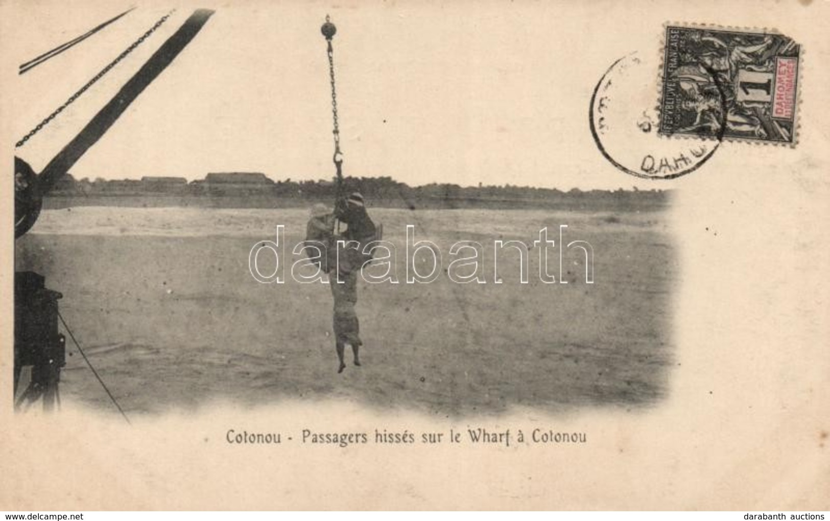 * T1/T2 Cotonou, Passagers Hissés Sur Le Wharf / Passengers Of A Steamship Hoisted On The Wharf - Unclassified