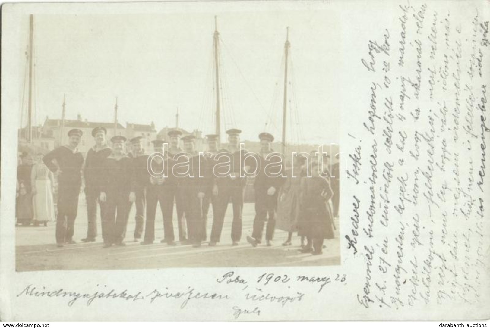 * T2 1902 Pola, Cs. és Kir. Haditengerészeti Matrózok Csoportképe A Kiköt?ben / K.u.K. Kriegsmarine Mariners' Group Phot - Non Classés