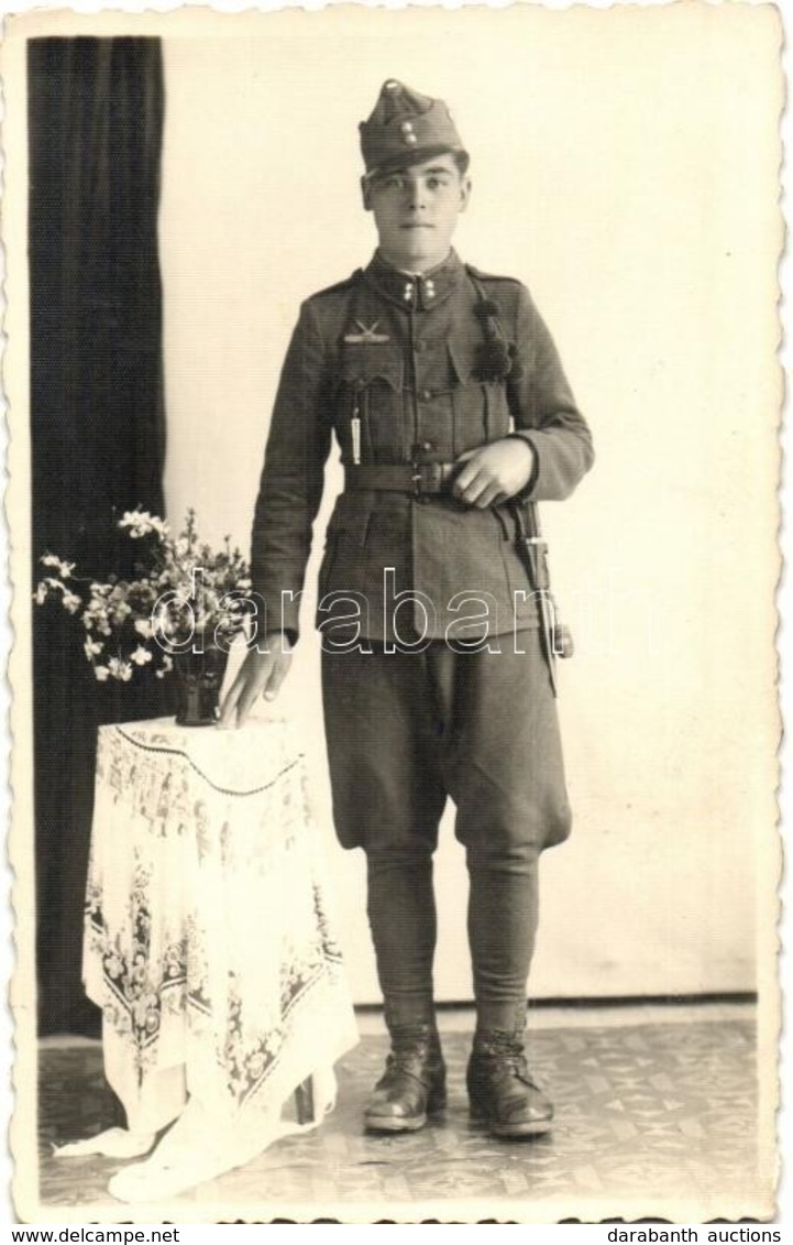 ** T2/T3 Magyar Repül?s Tiszt T?rrel / Hungarian Military Pilot With Dagger. Photo - Unclassified