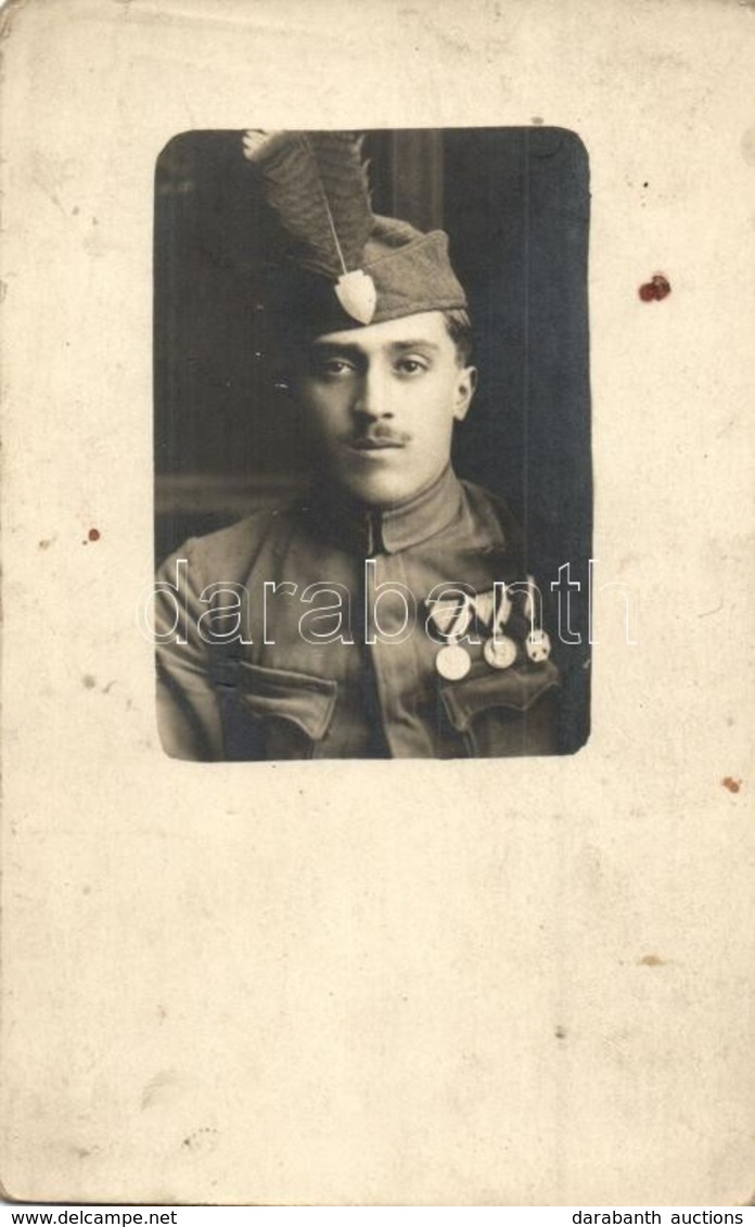 ** T2/T3 Honvéd Katona Darutollal és Kitüntetésekkel / ~WWII Royal Hungarian Army Soldier With Crane Feather And Medals. - Unclassified