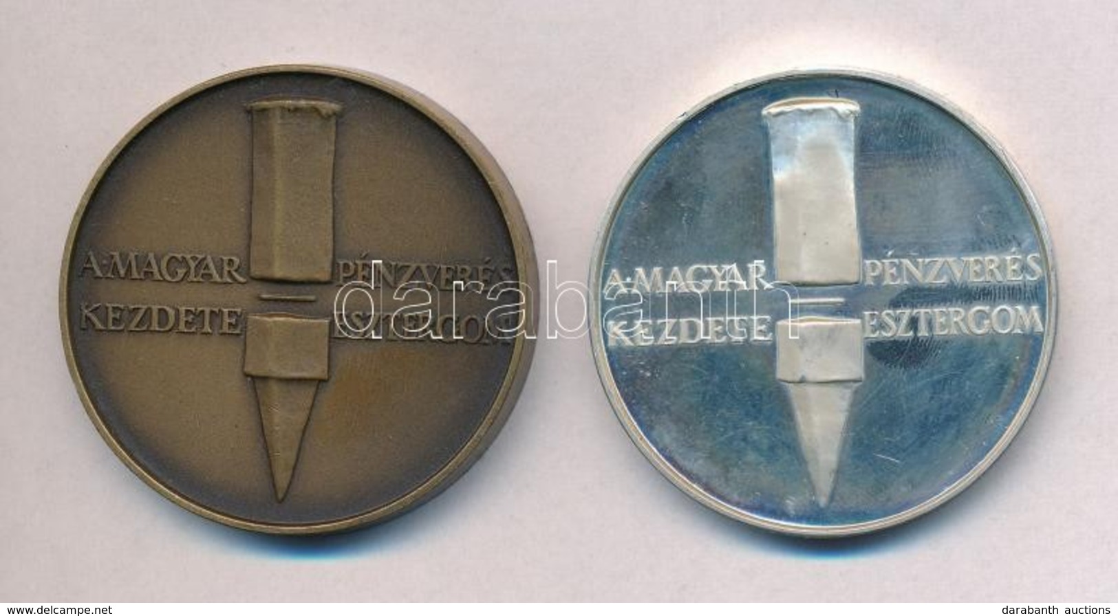 Lapis András (1942-) 1984. 'A Magyar Pénzverés Kezdete' Ag és Br Emlékérem Pár (35,83g/0.800/42,5mm) T:1-(PP)
Adamo EM2 - Unclassified