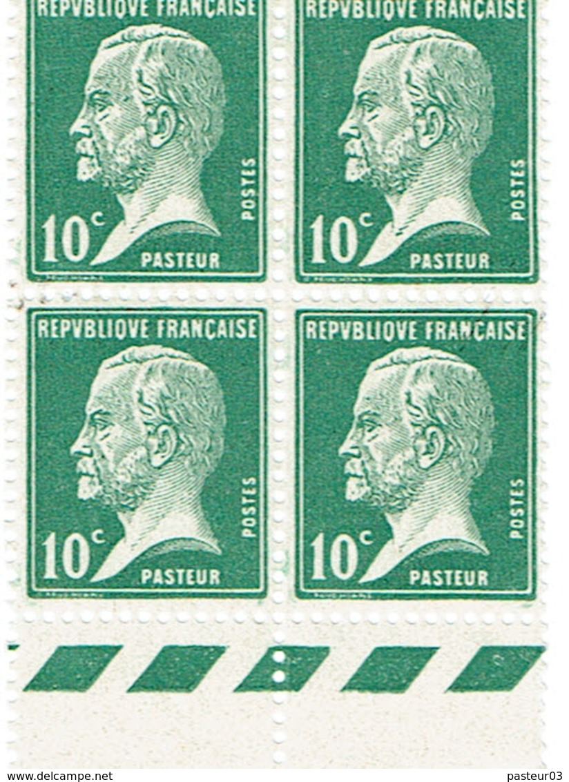 France Pasteur 10 C Bloc De 4 Bas De Feuille Luxe - Neufs