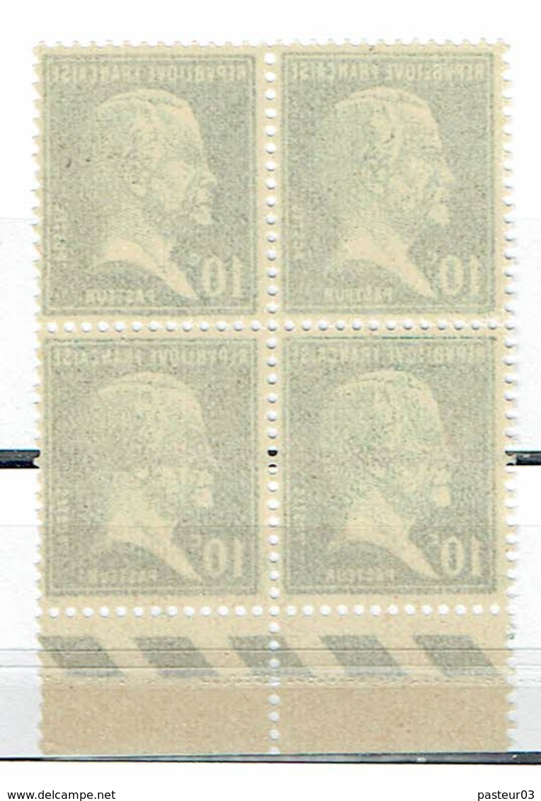 France Pasteur 10 C Bloc De 4 Bas De Feuille Luxe - Neufs