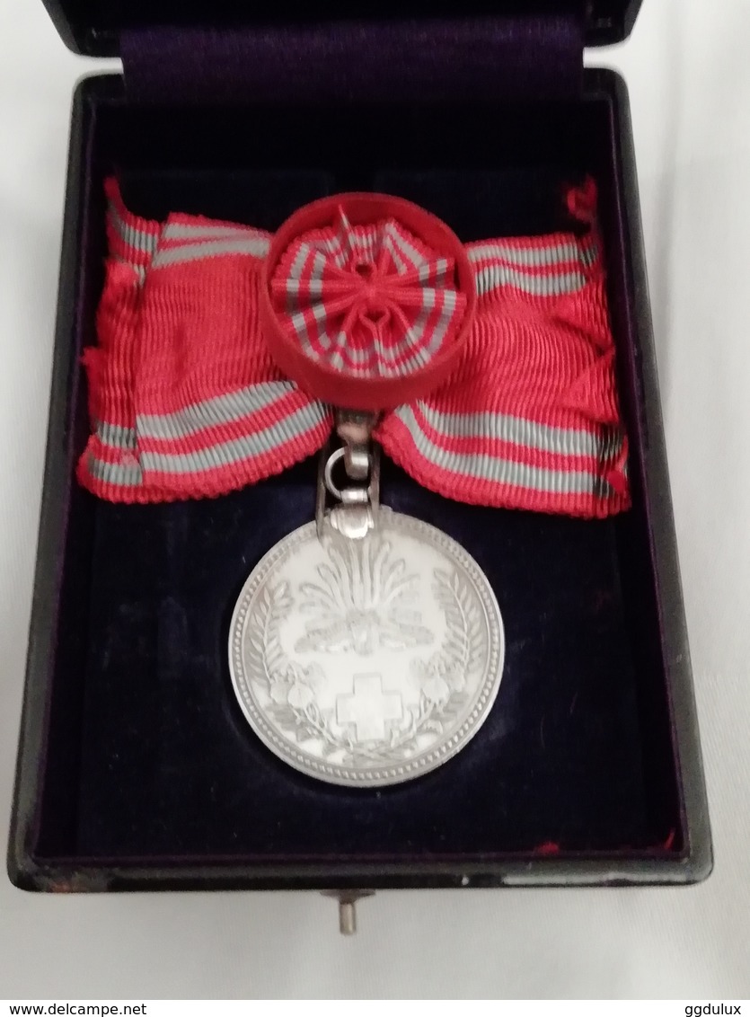 Médaille Japon En Argent - Croix Rouge Impériale Japonaise WW2, Modèle Pour Femme - Autres & Non Classés