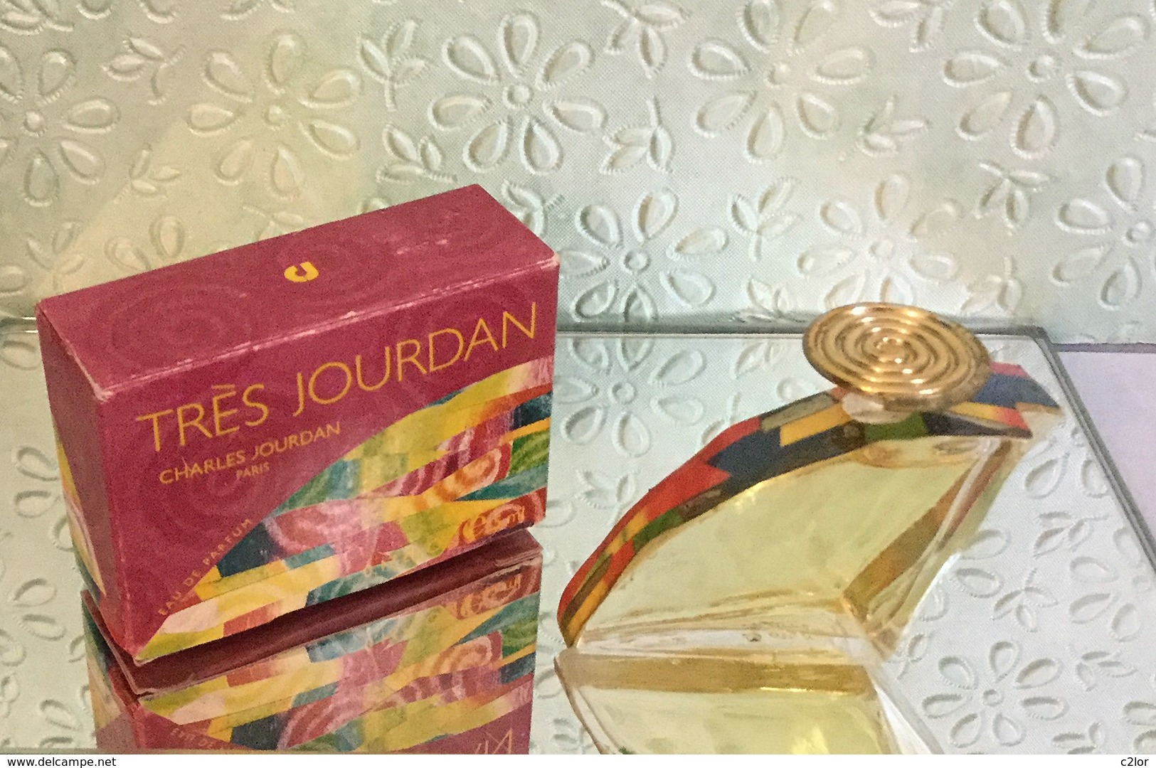 Miniature  "Très Jourdan " De CHARLES JOURDAN Eau De Parfum 5 Ml Dans Sa  Boite (M076) - Miniatures Femmes (avec Boite)