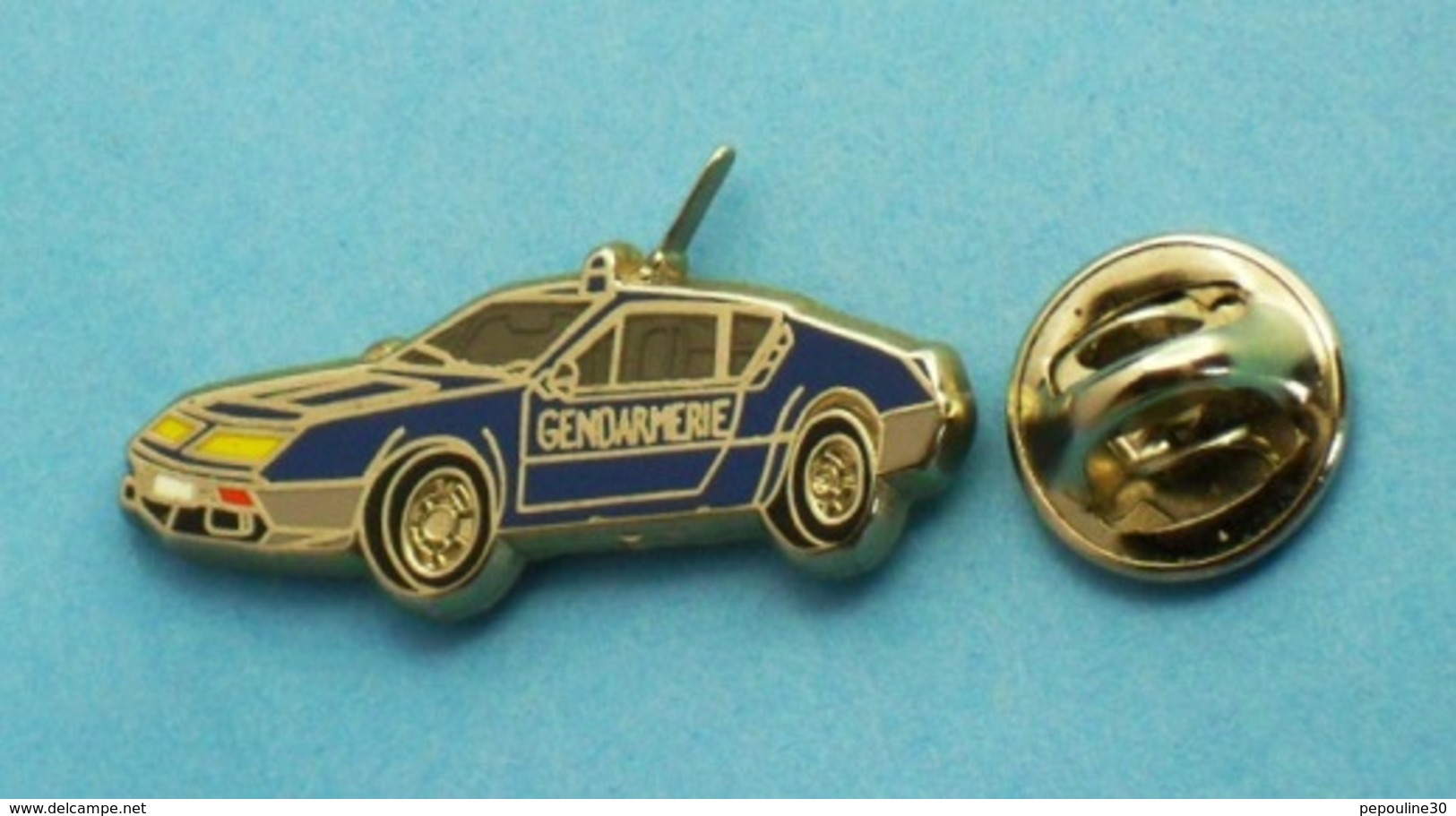 1 PIN'S //  ** GENDARMERIE / RENAULT / ALPINE A310 \ 1974 \ ARGENTÉ **  . (Ballard Collection) - Militaria