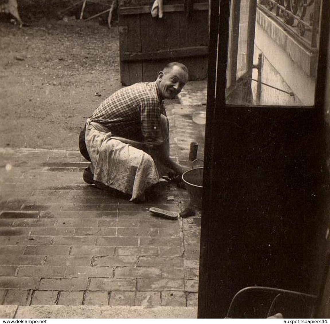 Photo Originale Homme à La Vaisselle Pendant Les Vacances à Nemours (77140) En 1950 - Seine-et-Marne - Anonymous Persons