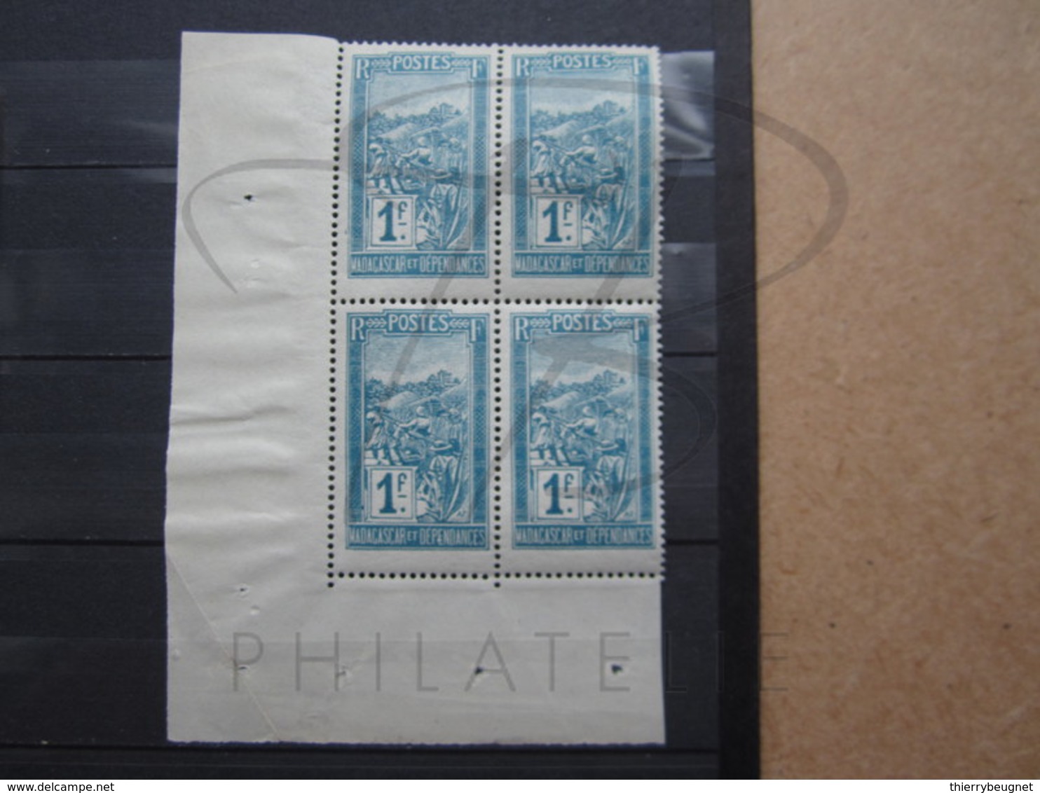 VEND BEAUX TIMBRES DE MADAGASCAR N° 143 EN BLOC DE 4 + 2 BDF , XX !!! - Neufs