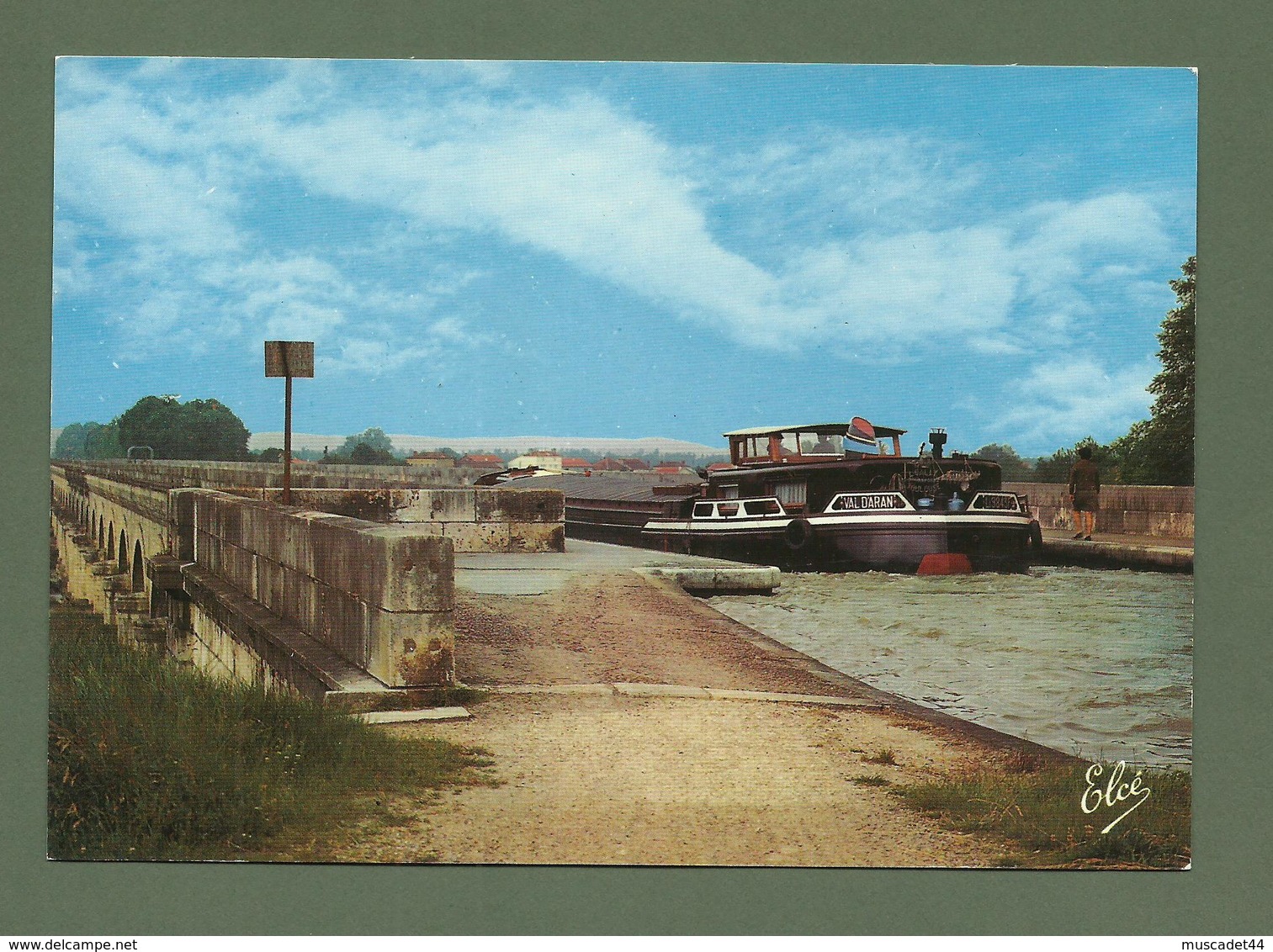 CARTE POSTALE LOT ET GARONNE AGEN LE PONT CANAL AVEC UNE PENICHE EN GROS PLAN - Agen