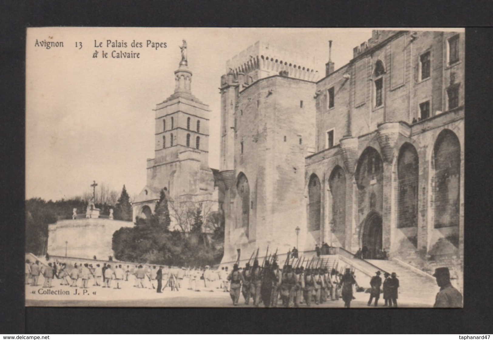 CPA . Dépt.84. AVIGNON . Le Palais Des Papes Et Le Calvaire . Militaires à L'exercice . Petite Animation . - Avignon (Palais & Pont)