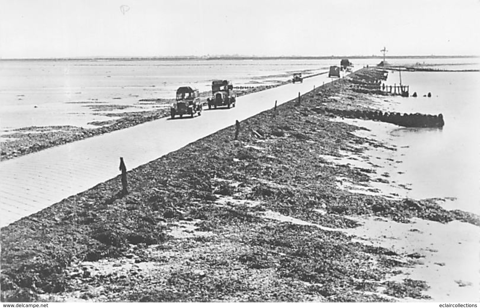 Ile De Noirmoutier  85     Passage Du Gois A Marée Basse         (voir Scan) - Ile De Noirmoutier