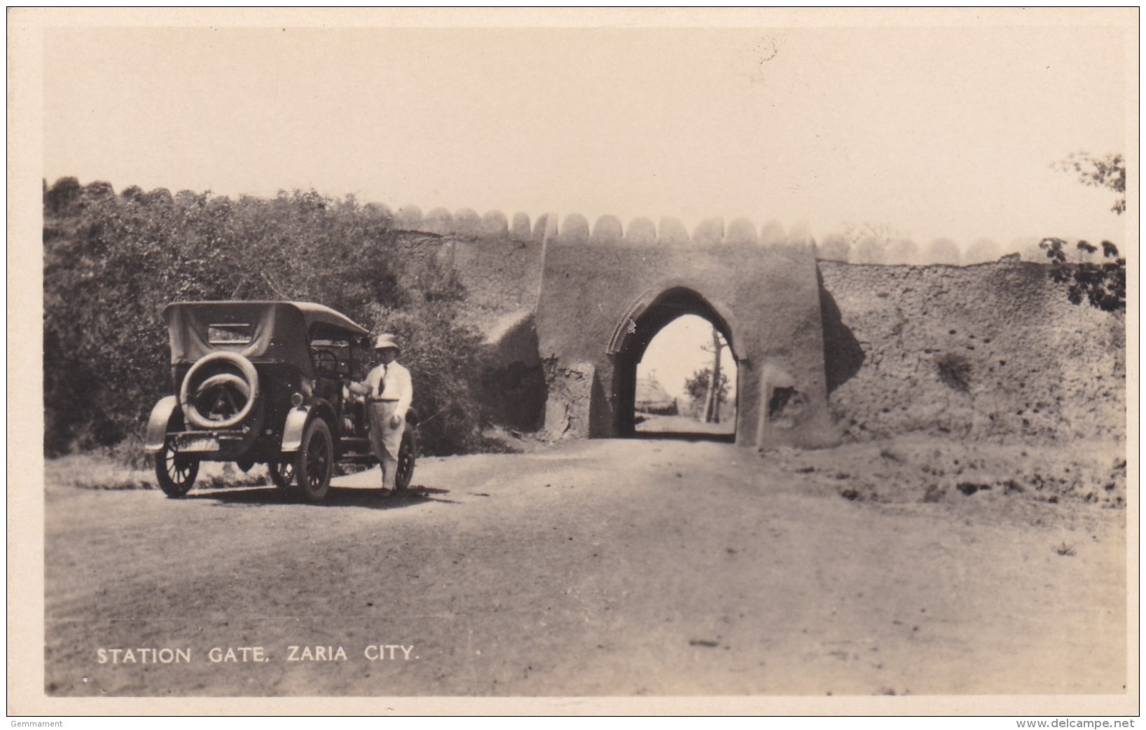 ZARIA CITY - STATION GATE . OLD MOTOR CAR - Nigeria