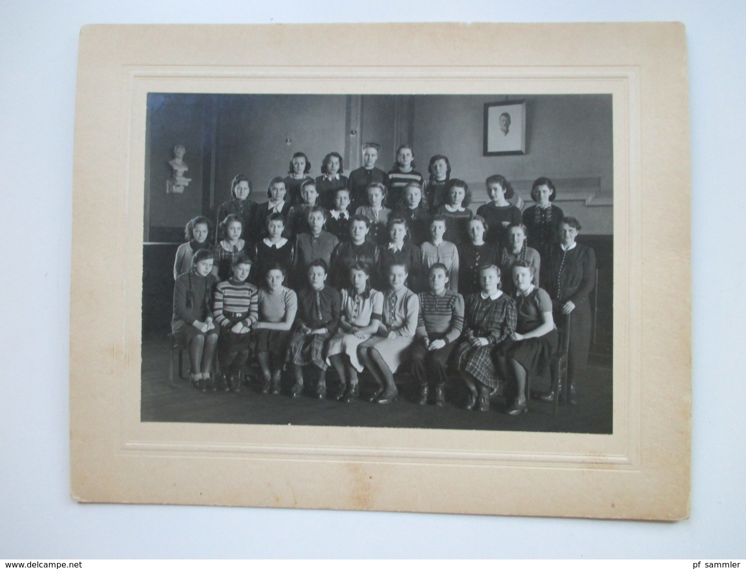 Original Großes Foto 1930/40er Größe 29,5x23cm  Mädchenklasse / Mädchenschule. Hintergrund Adolf Hitler Foto / Porttrait - Anonyme Personen