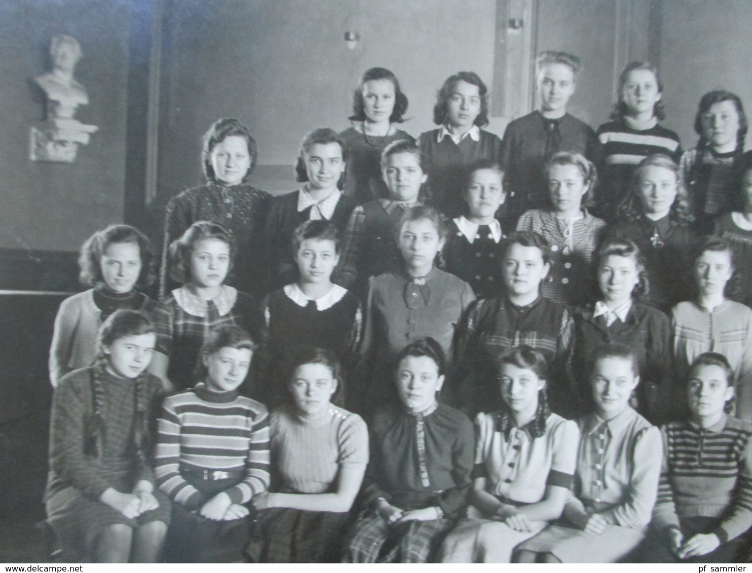 Original Großes Foto 1930/40er Größe 29,5x23cm  Mädchenklasse / Mädchenschule. Hintergrund Adolf Hitler Foto / Porttrait - Anonyme Personen