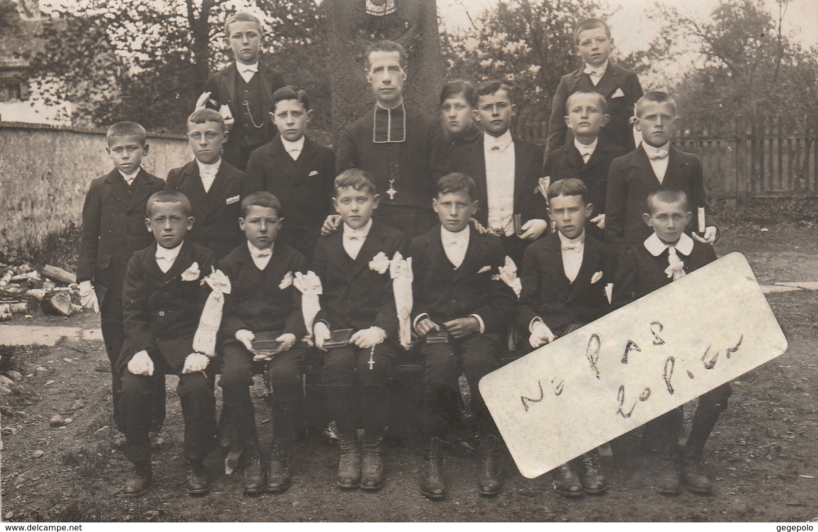 CHAUX - Monsieur Le Curé Littot Avec Ses Communiants En 1925 ( Carte-photo )     Rare - Otros & Sin Clasificación