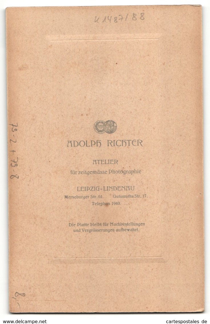 Fotografie Adolph Richter, Leipzig-Lindenau, Schulmädchen Mit Hut, Schulranzen & Schultüte Bei Der Einschulung - Personnes Anonymes