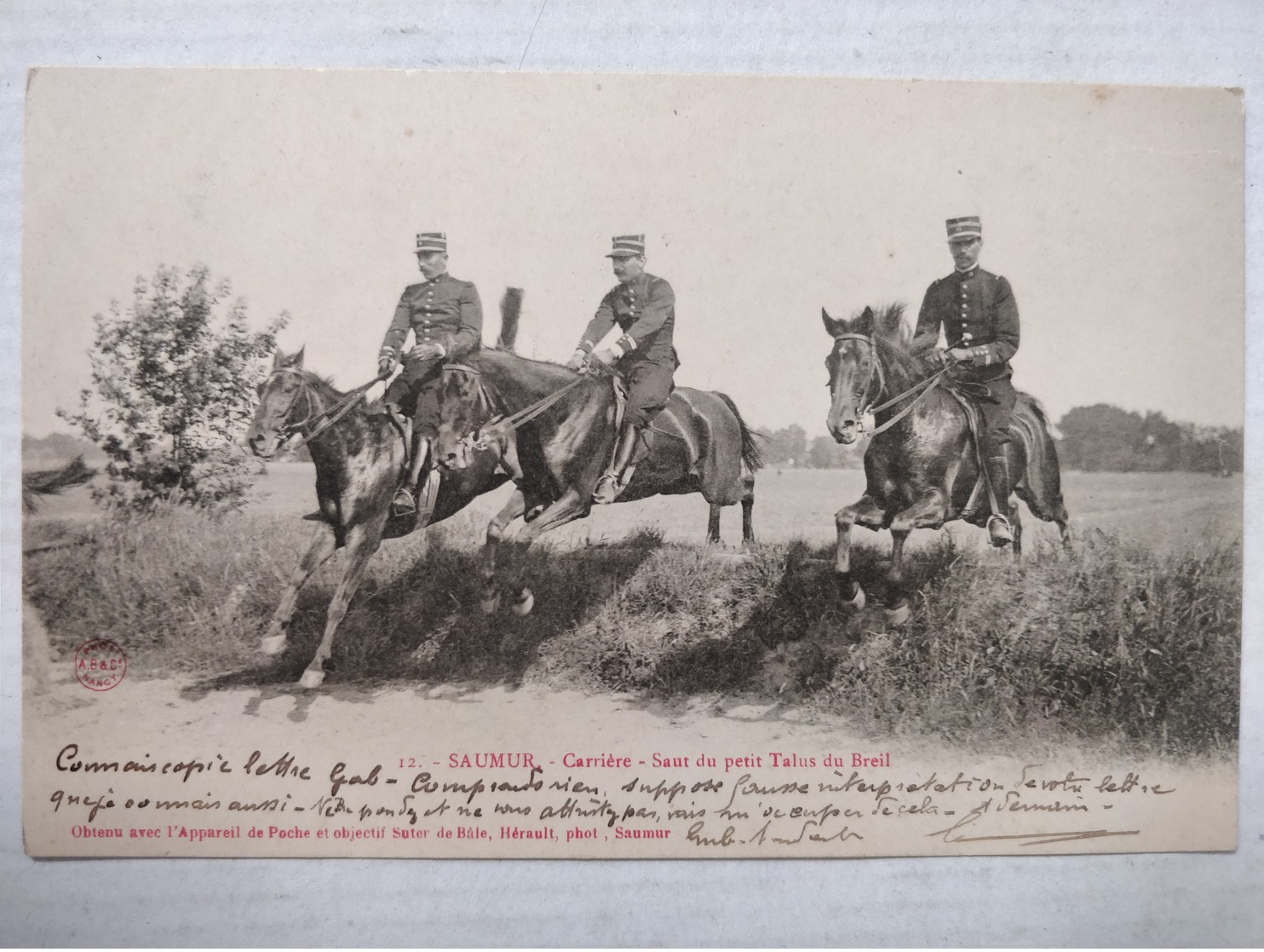 Saumur. Animée. Carrière. Saut Du Petit Talus Du Breil. Appareil De Poche. 1903 - Saumur