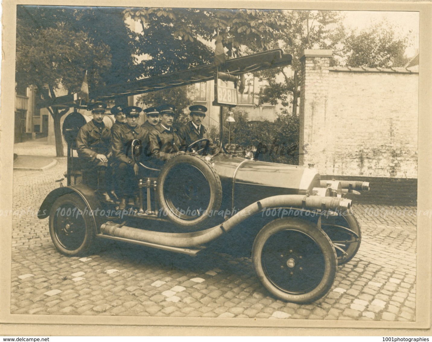 Pompiers D&#039;Anderlecht Assis Dans Leur Autopompe&quot; 82811&quot;avec Le Commandant Vander Meiren, Le Capitaine Fos - Autres & Non Classés