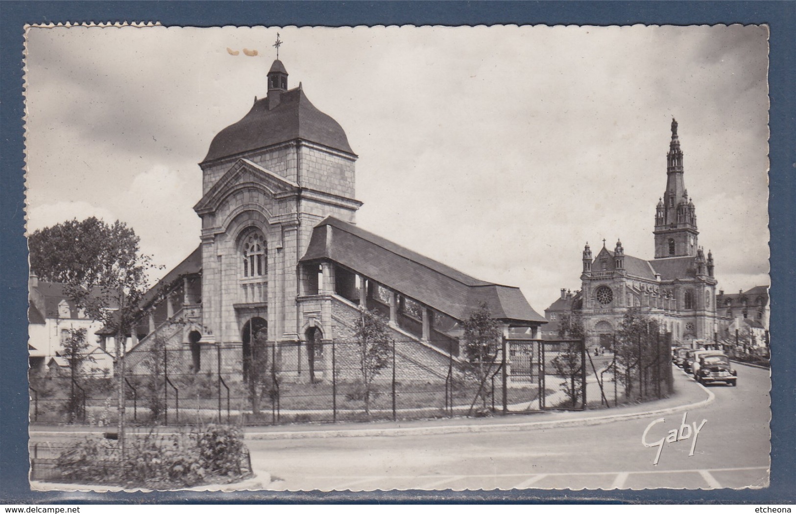 = La Scala Sancta Et La Basilique De Sainte Anne D'Auray Timbre 1105 Le Quesnoy Remparts Lac Et Porte De Fauroeulx - Sainte Anne D'Auray