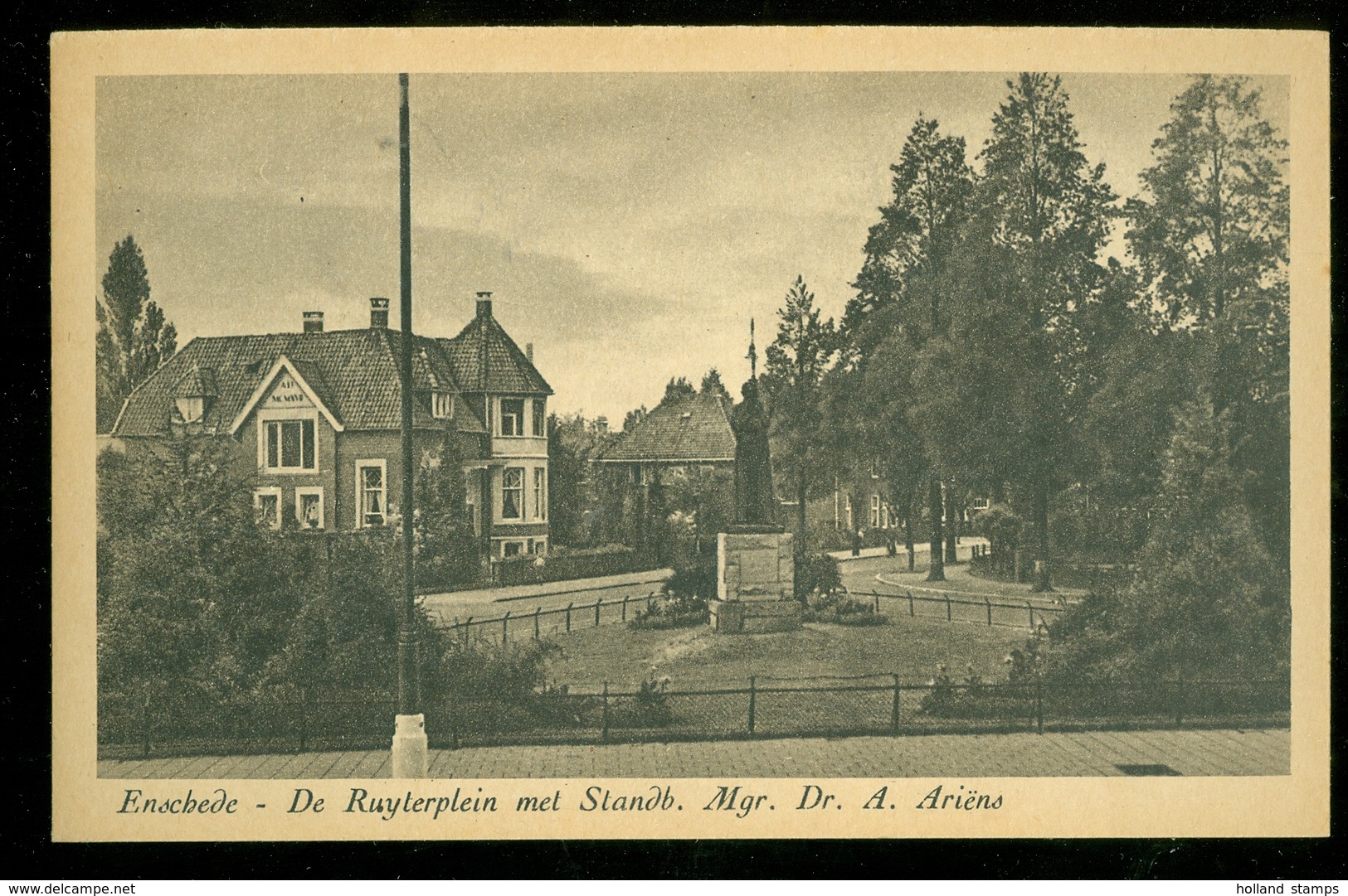 NEDERLAND ANSICHTKAART * ENSCHEDE * DE RUYTERPLEIN MET STANDBEELD MGR. DR. A. ARIENS  (3896b) - Enschede