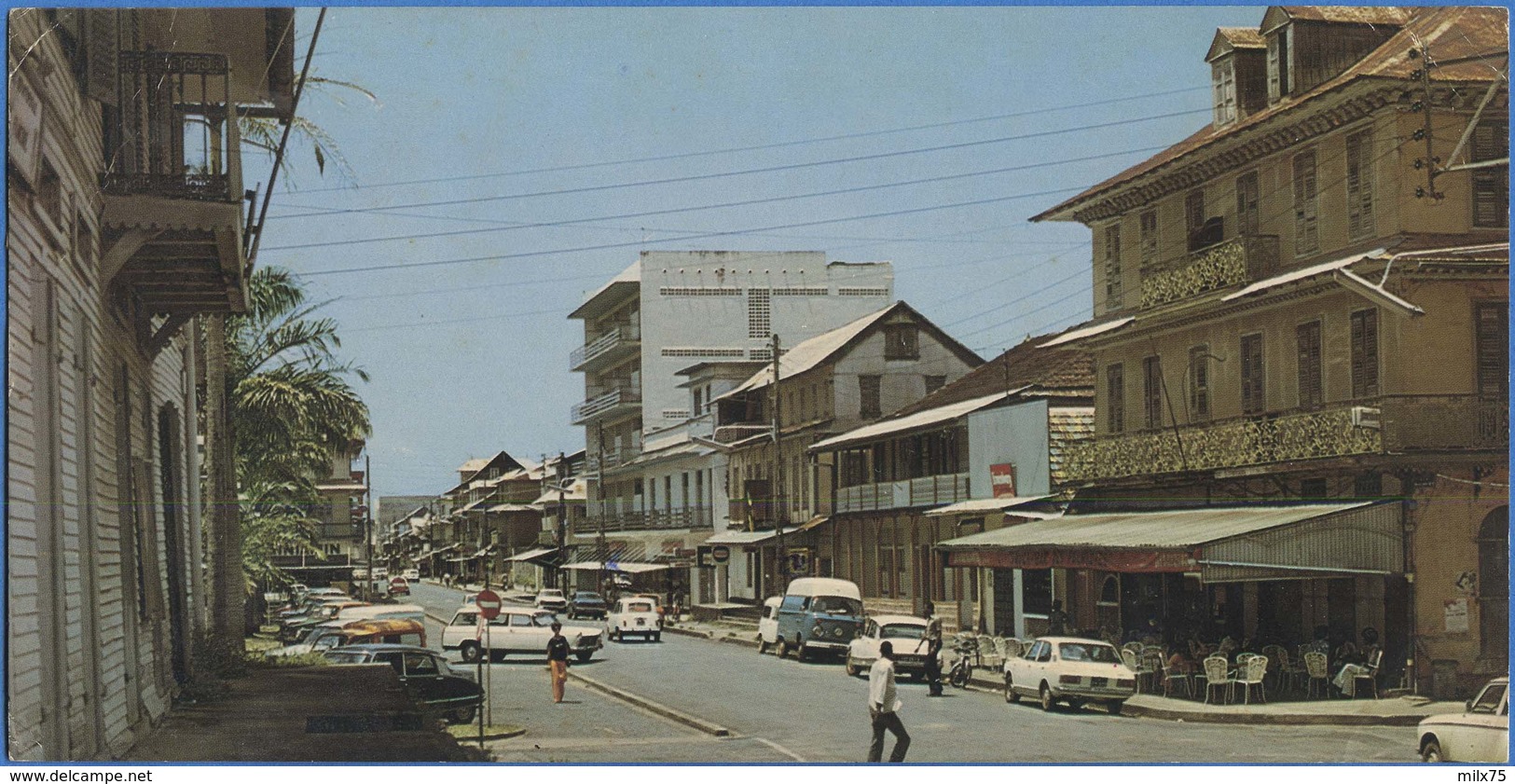 GUYANE FRANCAISE - CAYENNE  Avenue De Gaulle, Principale Artère Commerciale Avec Au Premier Plan Le Snack-bar Des Palmis - Cayenne