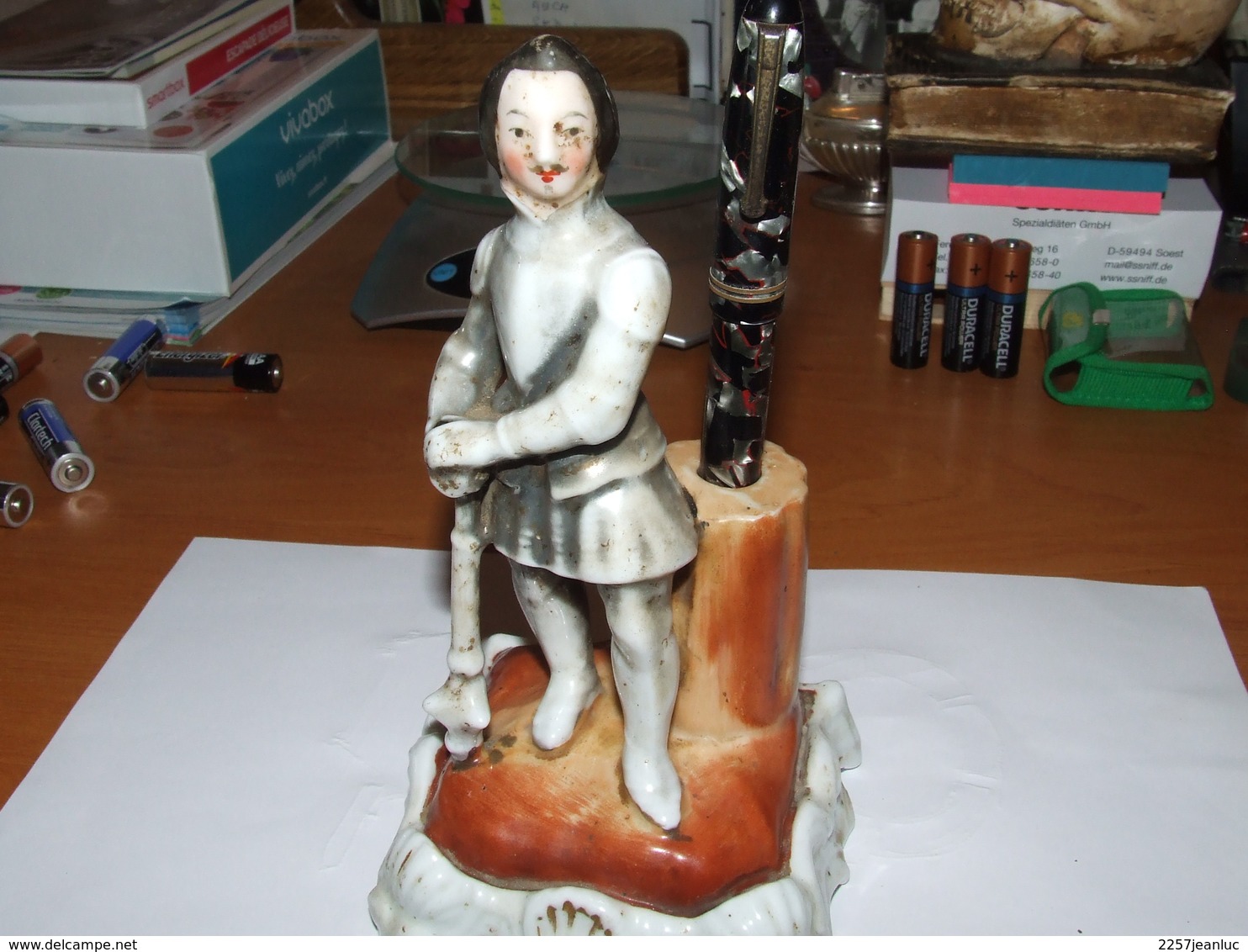 Figurine En Céramique Avec Porte Plume Ancien à Encre  Format  H  17cm X 8 X 8 Cm - Encriers