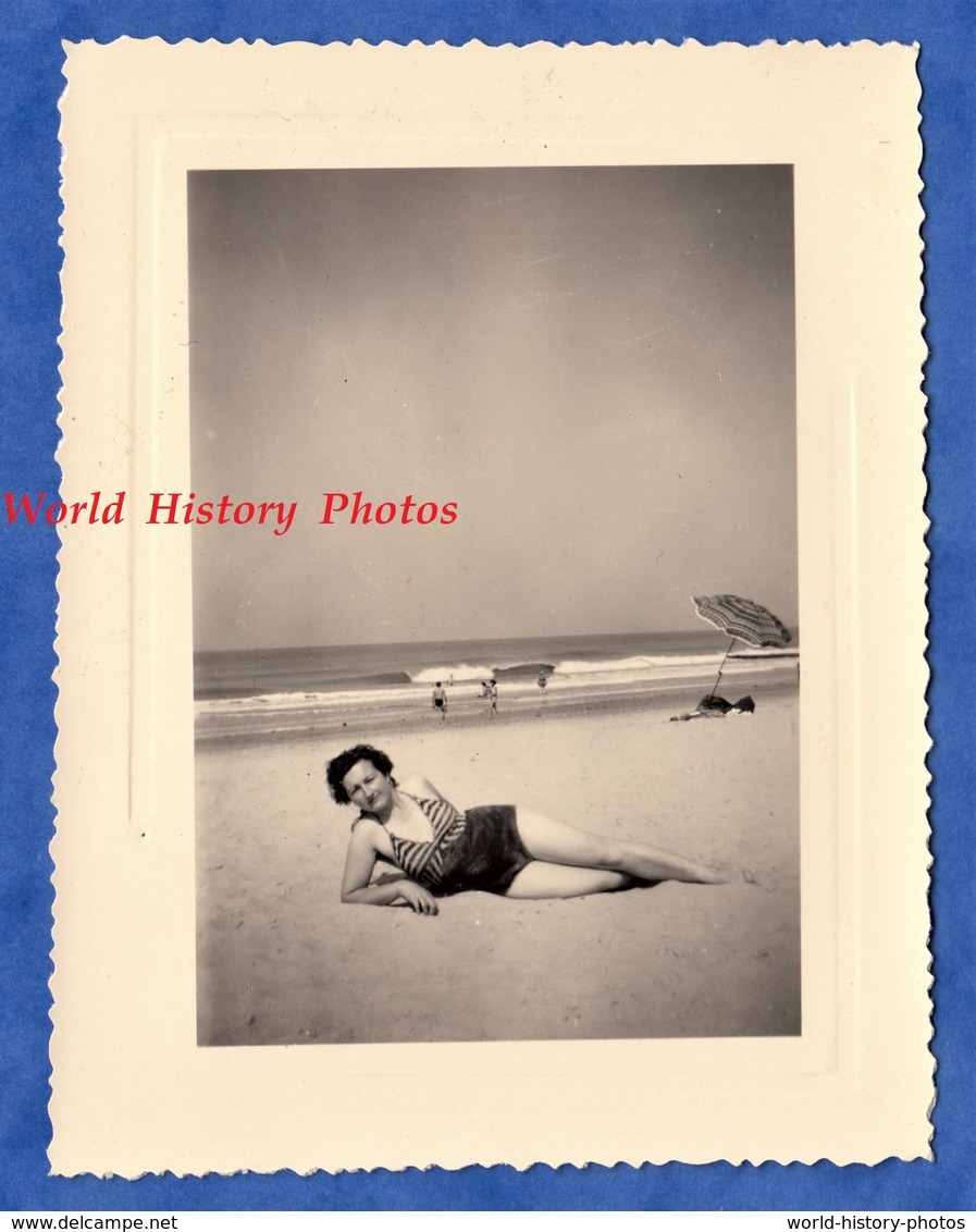 Photo Ancienne Snapshot - Portrait Femme Sur La Plage - Pin Up Woman Girl Mer Sea Parasol Maillot De Bain - Pin-Ups