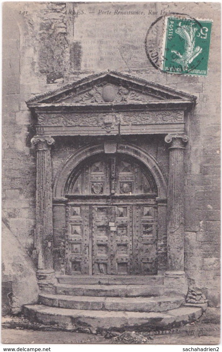 13. ARLES. Porte Renaissance, Rue Dulou. 141 - Arles