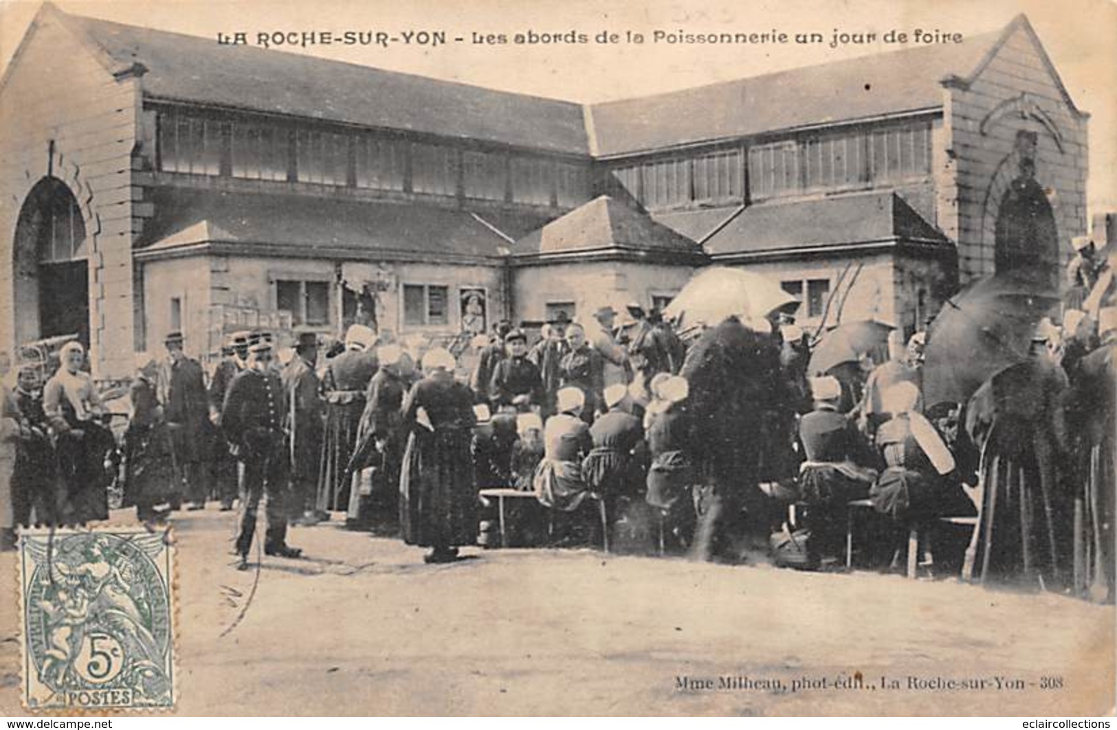 La Roche Sur Yon  85  :  Abords De La Poissonnerie Jour De Foire      (voir Scan) - La Roche Sur Yon