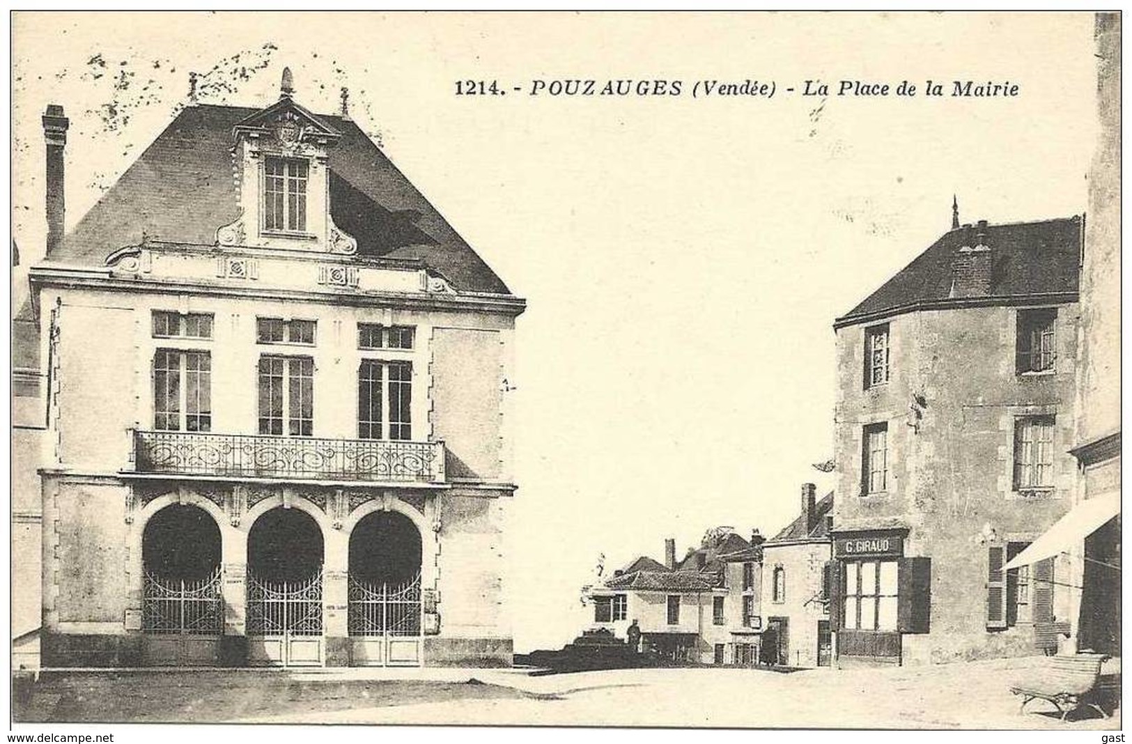 85 POUZAUGES    LA  PLACE  DE  LA  MAIRIE - Pouzauges