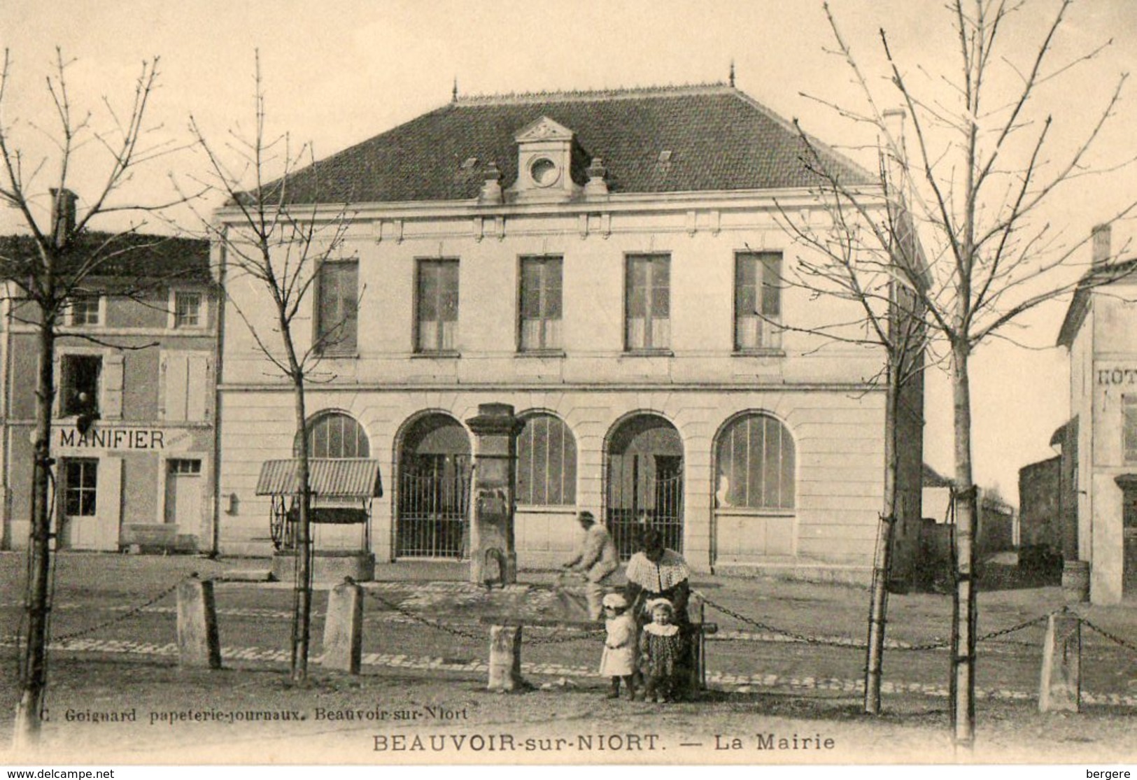 79. CPA. BEAUVOIR SUR NIORT. La Mairie; Mercerie Manifier, Hotel Des Voyageurs, - Beauvoir Sur Niort