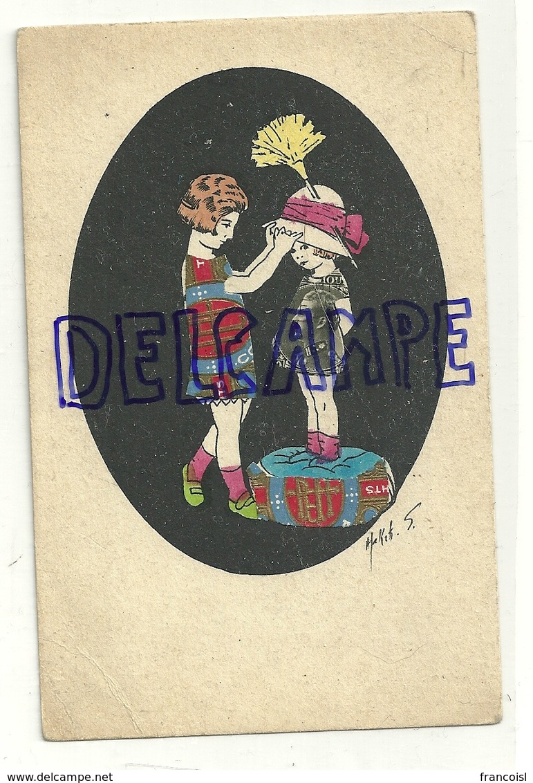 Deux Petites Filles Qui Jouent à S'habiller. Collage De Timbres Et Bagues à Tabac. Aigrette - Andere & Zonder Classificatie