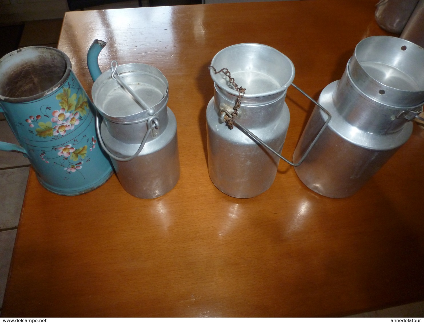 Lot De 4 Récipients ,dont 3 Pots A Lait En Aluminium Et 1 Cafetière En Métal émaillé (vente à Choix Possible) - Autres & Non Classés