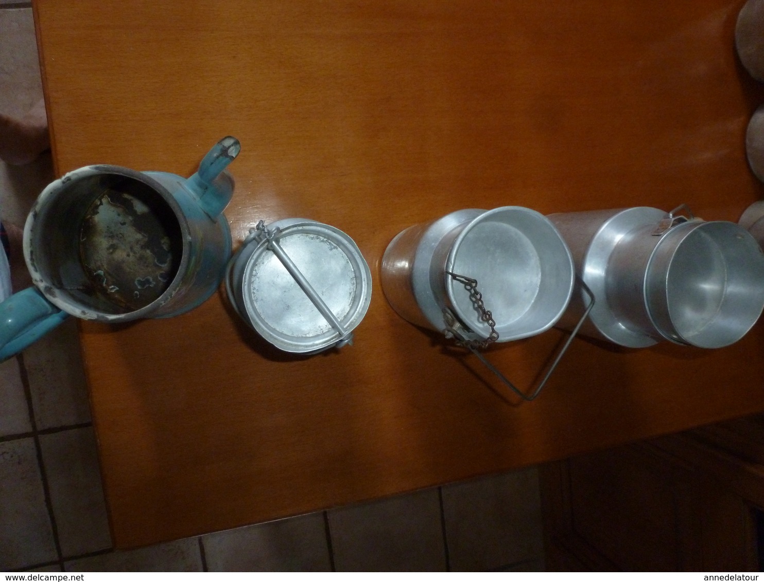 Lot De 4 Récipients ,dont 3 Pots A Lait En Aluminium Et 1 Cafetière En Métal émaillé (vente à Choix Possible) - Autres & Non Classés