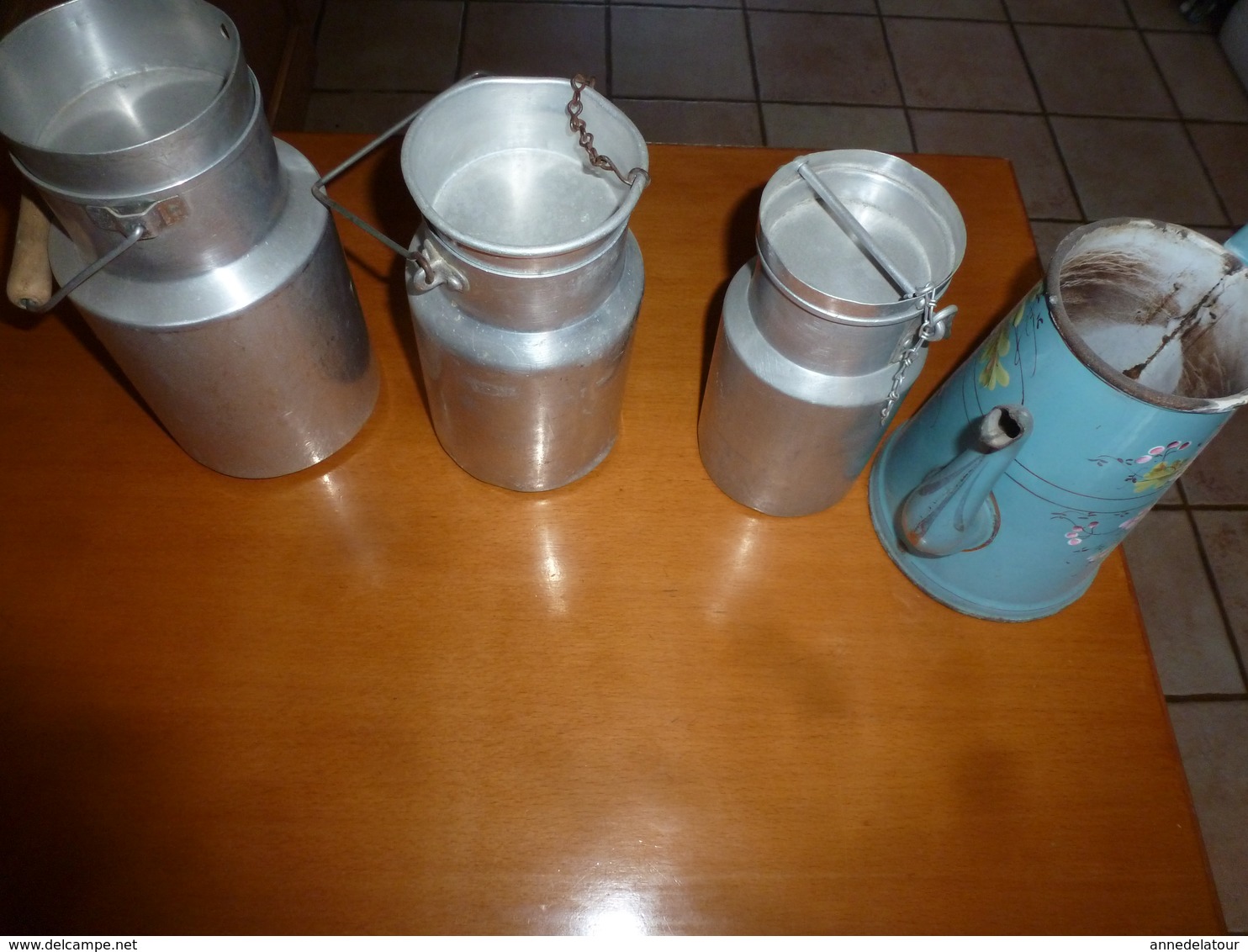 Lot De 4 Récipients ,dont 3 Pots A Lait En Aluminium Et 1 Cafetière En Métal émaillé (vente à Choix Possible) - Autres & Non Classés